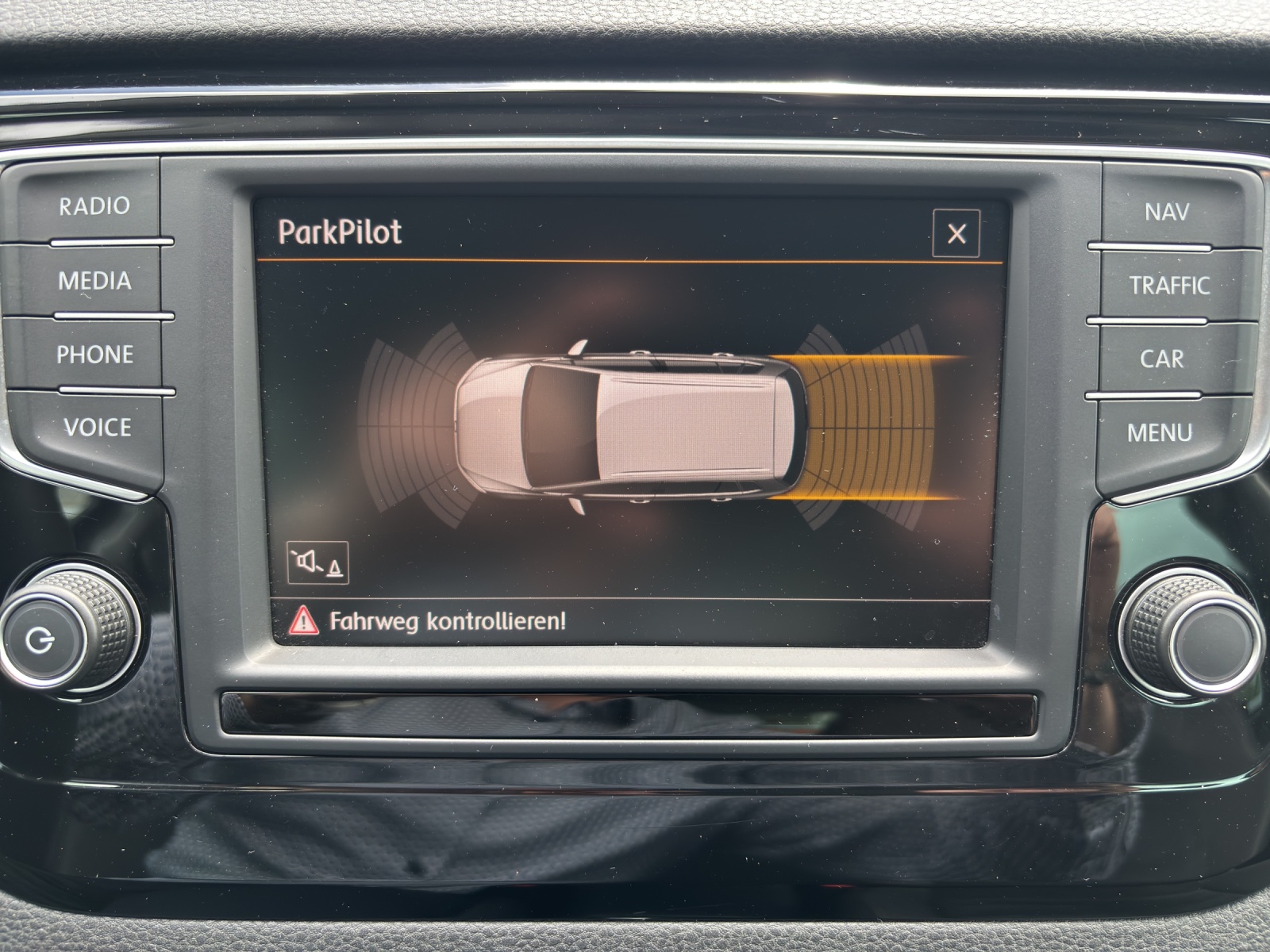 VW Golf Sportsvan 1.4 TSI Highline DSG mit Bi-Xenon und ergoActive-Sitze-image-17