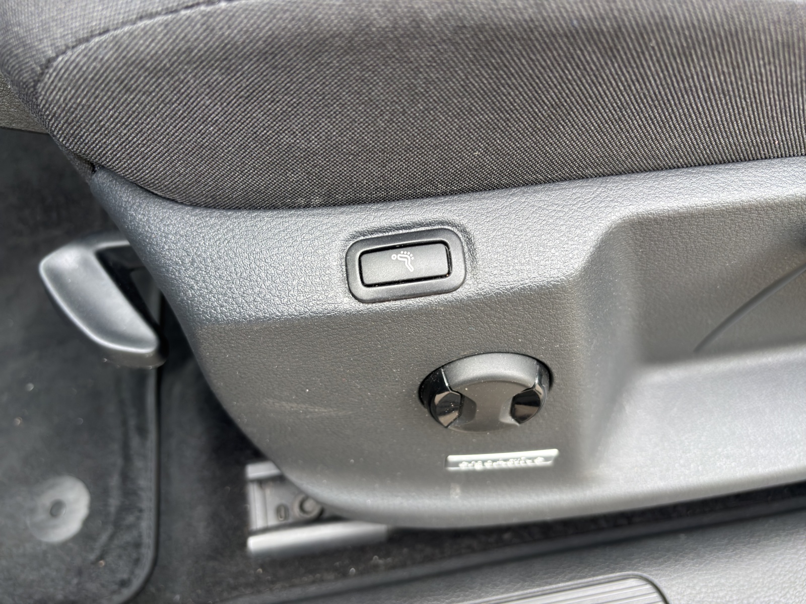 VW Golf Sportsvan 1.4 TSI Highline DSG mit Bi-Xenon und ergoActive-Sitze-image-23