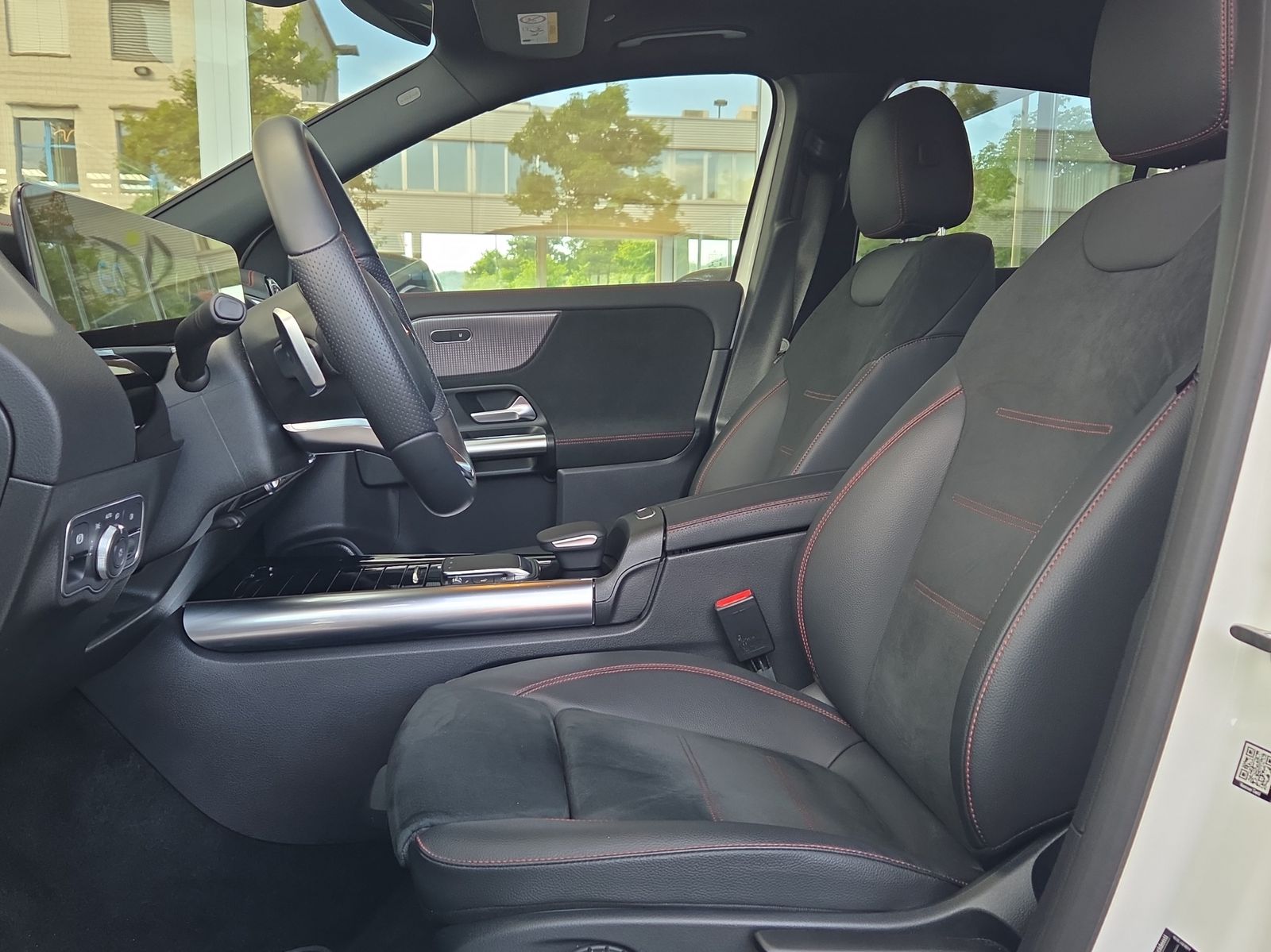 MERCEDES-BENZ EQA 350 AMG Line 4Matic-image-5