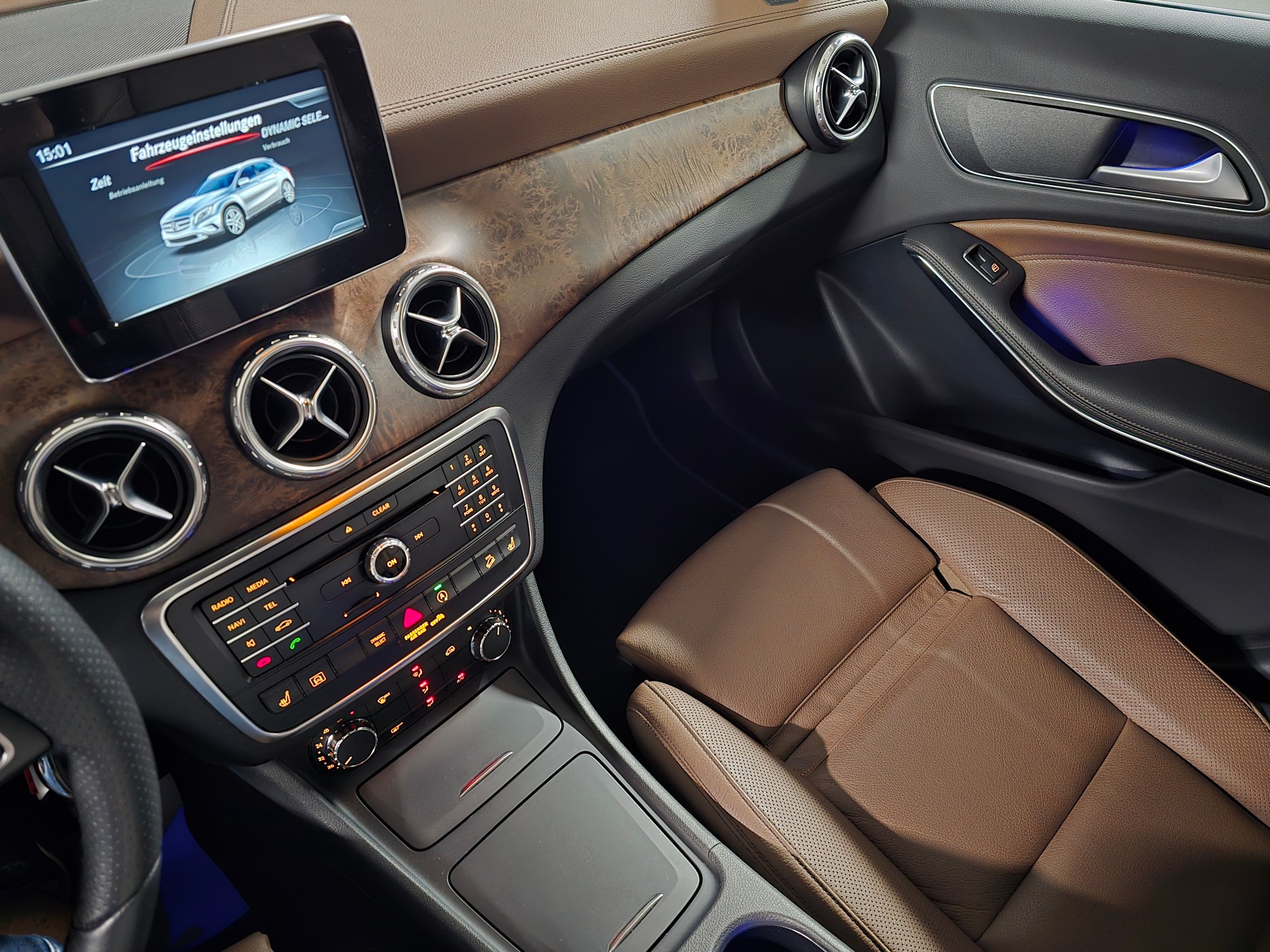 MERCEDES-BENZ GLA 250 Urban 4Matic 7G-DCT-image-10