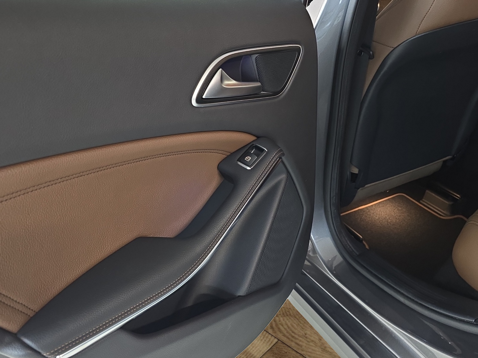 MERCEDES-BENZ GLA 250 Urban 4Matic 7G-DCT-image-19