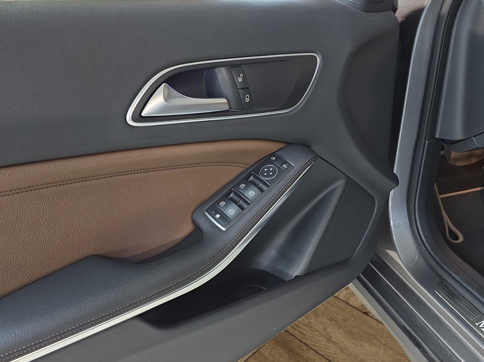 MERCEDES-BENZ GLA 250 Urban 4Matic 7G-DCT-image-17