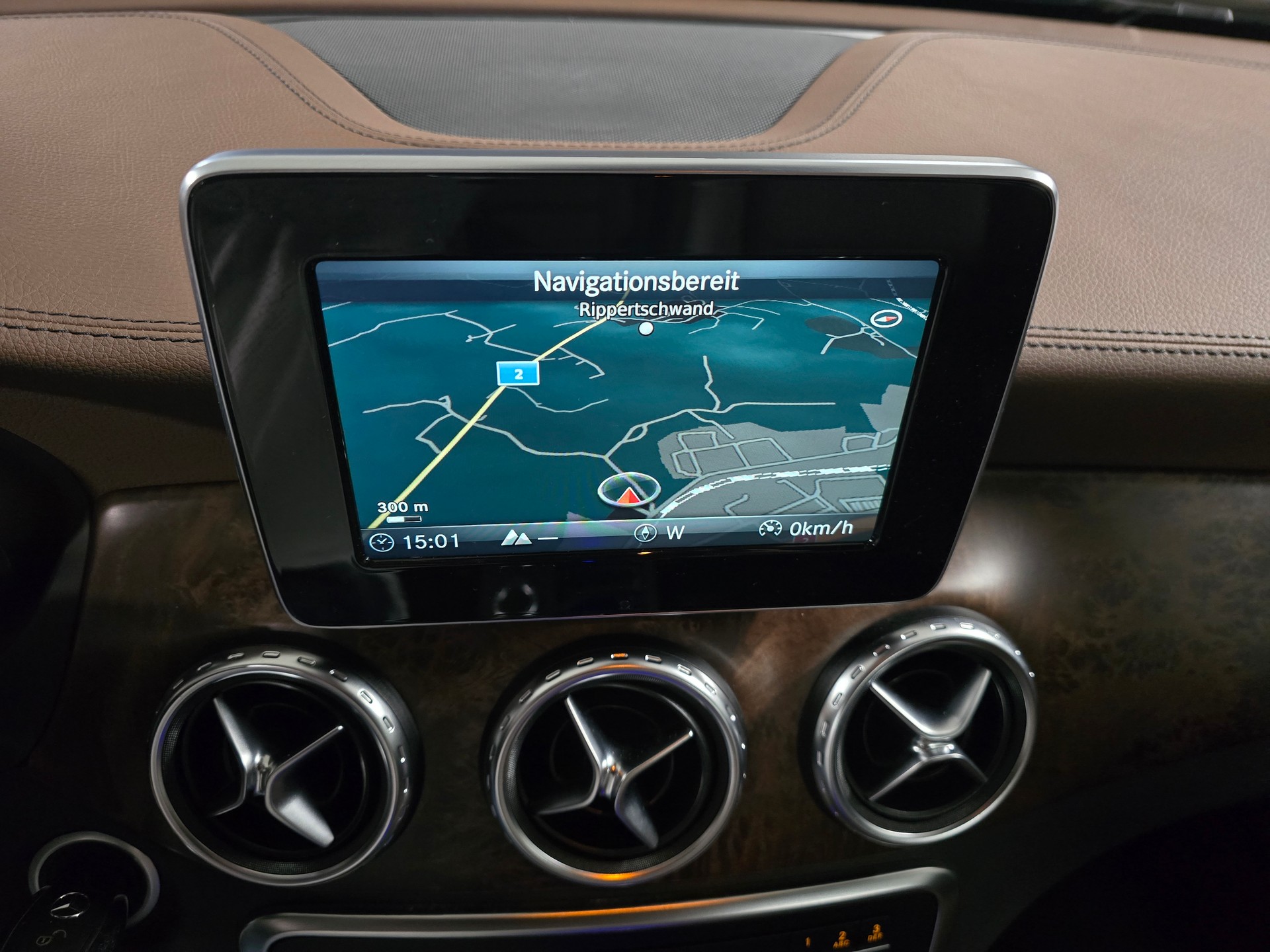 MERCEDES-BENZ GLA 250 Urban 4Matic 7G-DCT-image-12