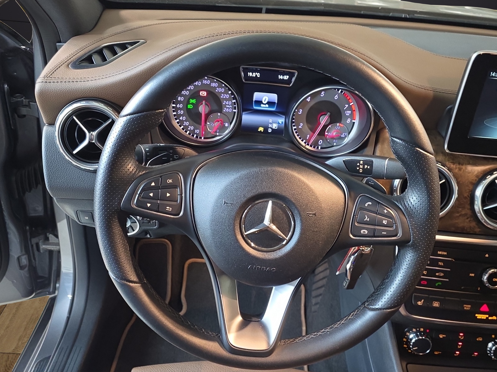 MERCEDES-BENZ GLA 250 Urban 4Matic 7G-DCT-image-11