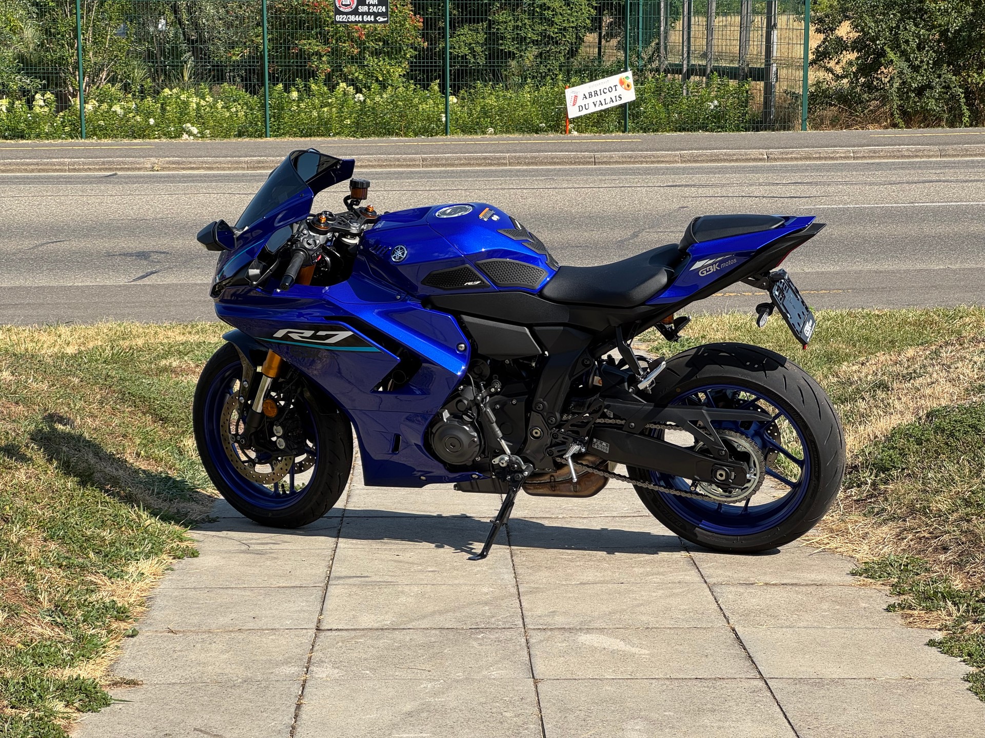 YAMAHA R7-image-3