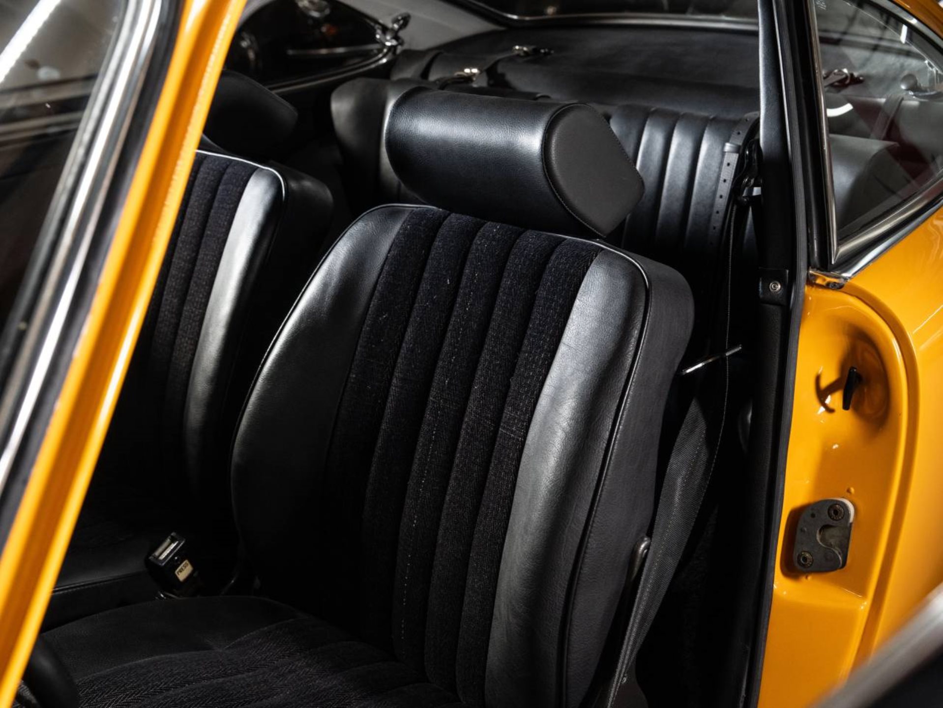 PORSCHE 911 T 2.4 Coupé-image-10