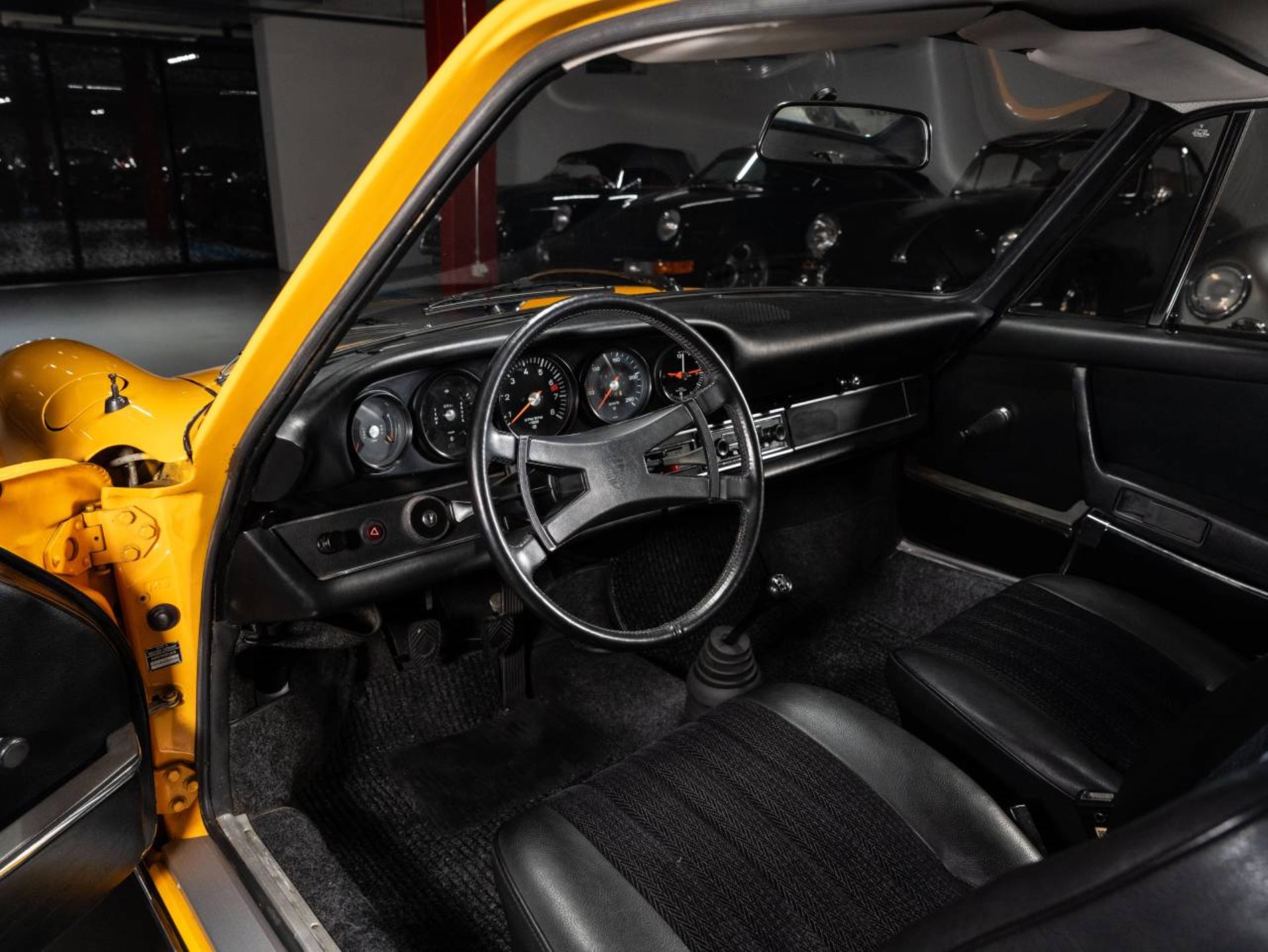 PORSCHE 911 T 2.4 Coupé-image-11