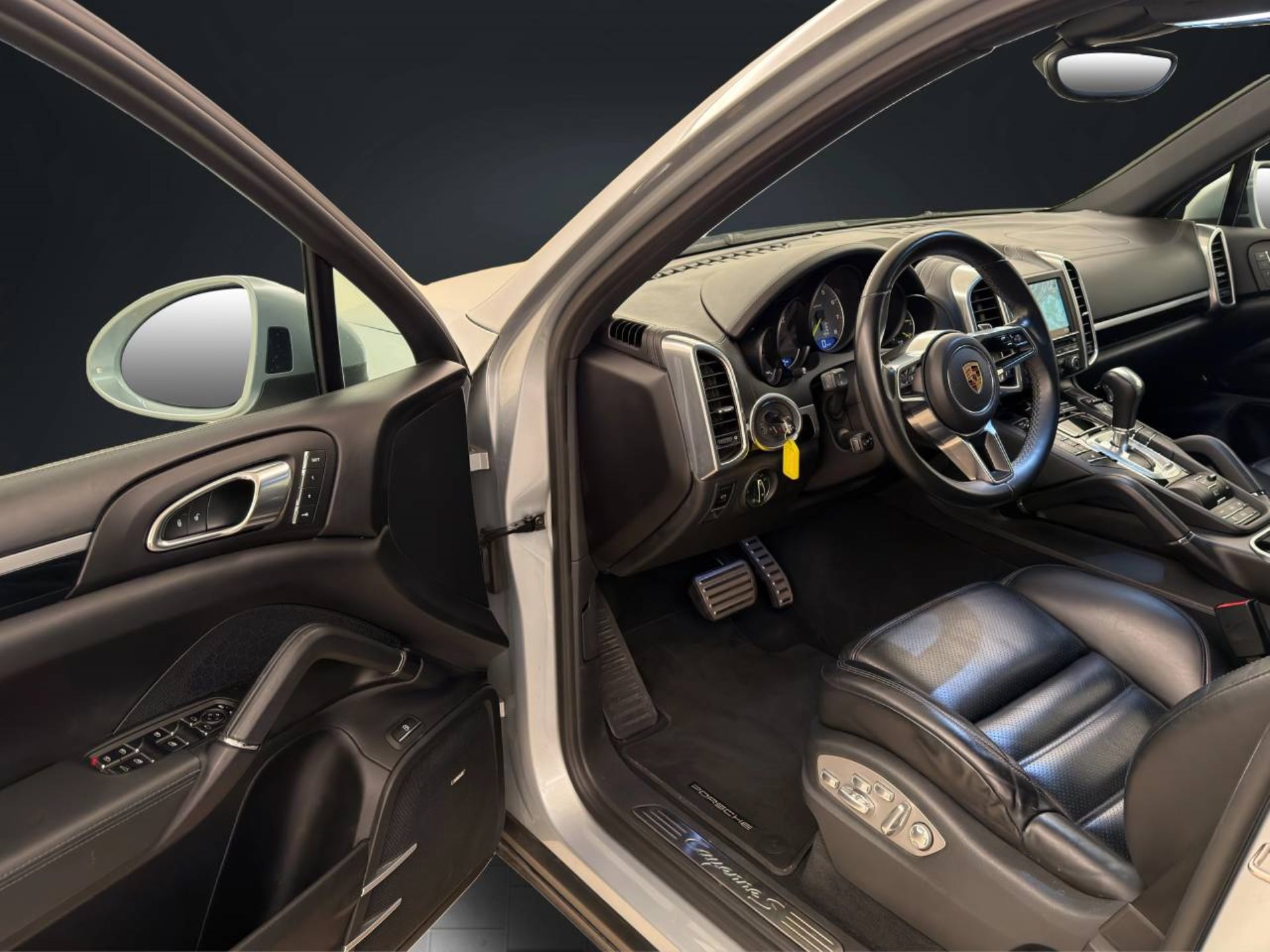 PORSCHE Cayenne S E-Hybrid-showroom-element-3