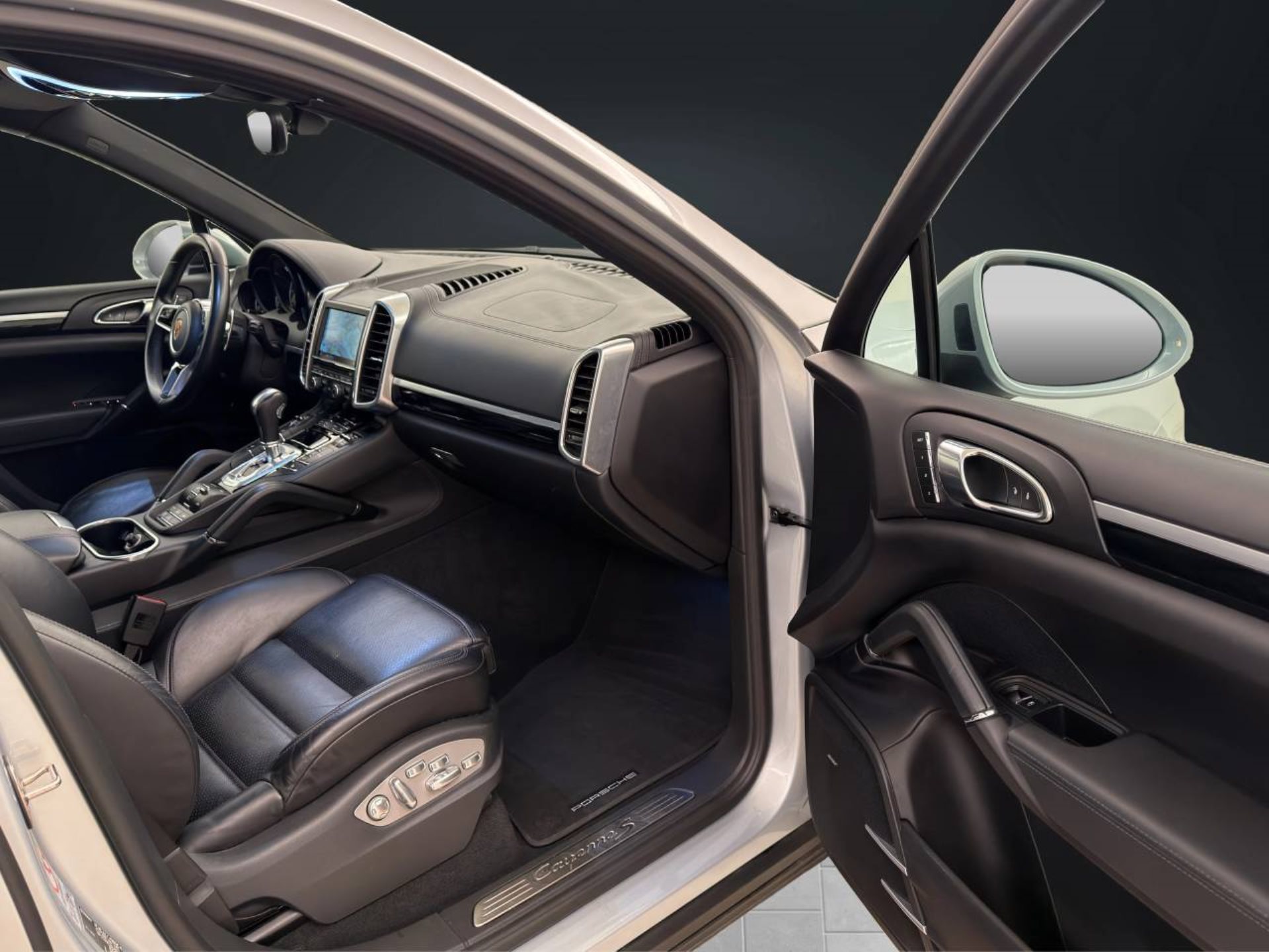 PORSCHE Cayenne S E-Hybrid-image-18
