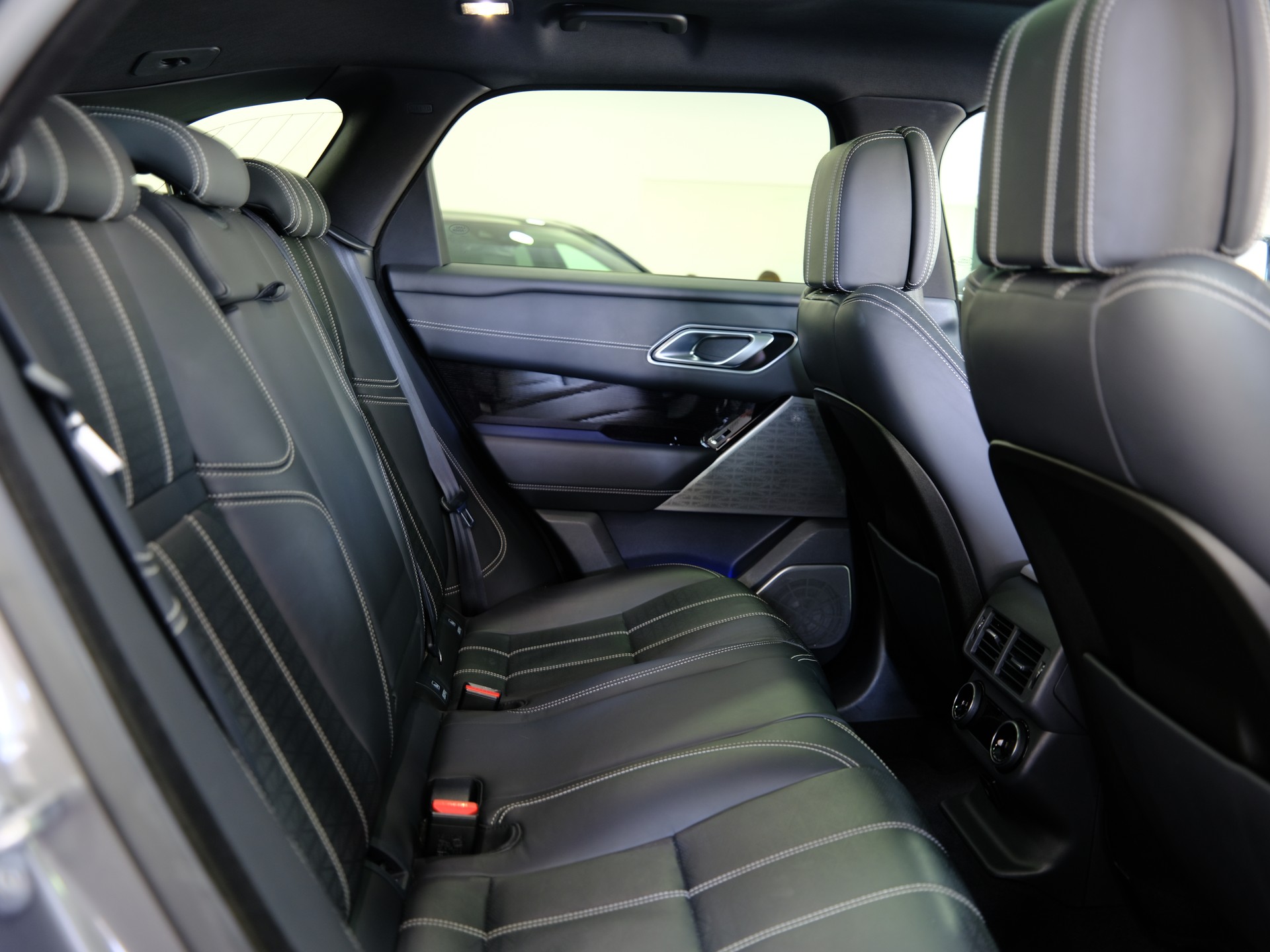 LAND ROVER Range Rover Velar R-Dynamic D 300 *Panoramadach* *360° Kamera*-image-18