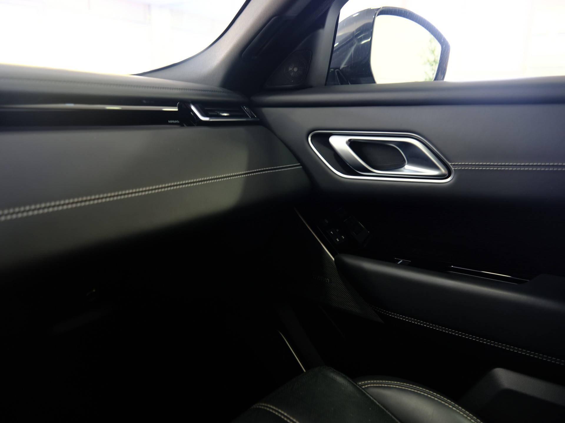 LAND ROVER Range Rover Velar R-Dynamic D 300 *Panoramadach* *360° Kamera*-image-20