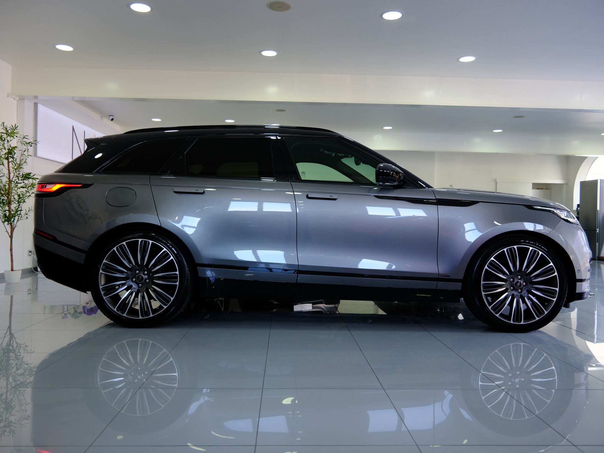 LAND ROVER Range Rover Velar R-Dynamic D 300 *Panoramadach* *360° Kamera*-image-8