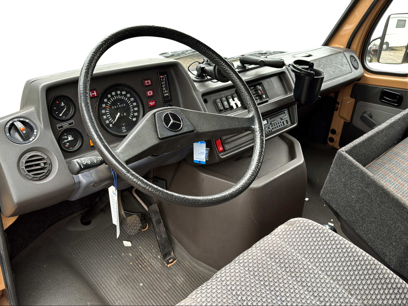 MERCEDES-BENZ 310-showroom-element-1