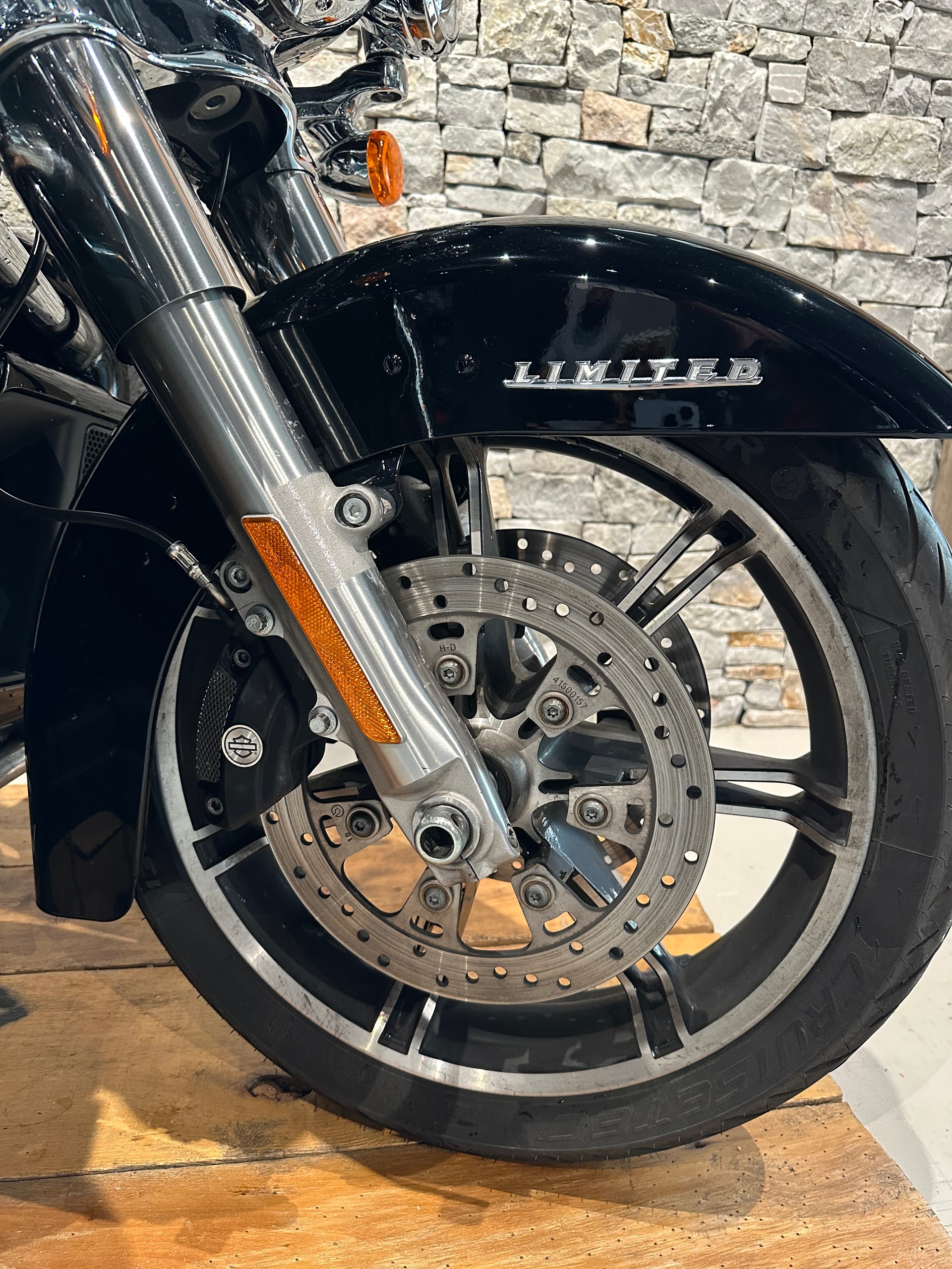 HARLEY-DAVIDSON FLHTK Electra Glide Ultra Limited Black Finish114-showroom-element-3