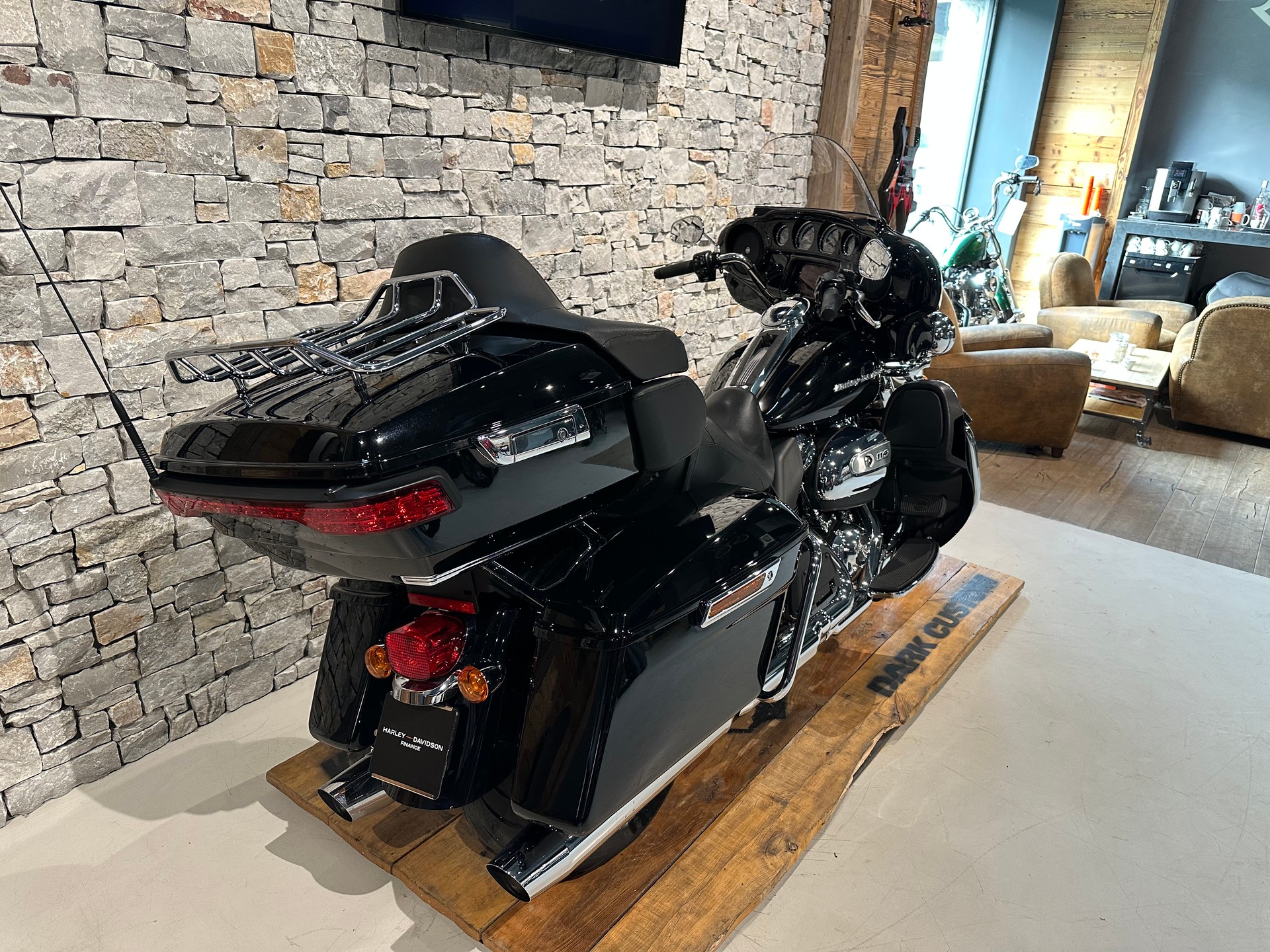 HARLEY-DAVIDSON FLHTK Electra Glide Ultra Limited Black Finish114-showroom-element-2