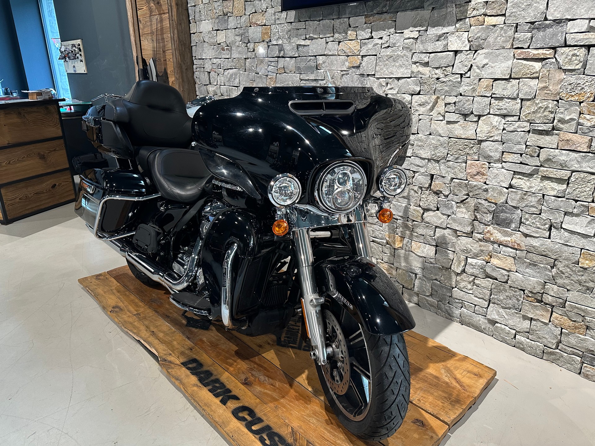 HARLEY-DAVIDSON FLHTK Electra Glide Ultra Limited Black Finish114-showroom-element-1