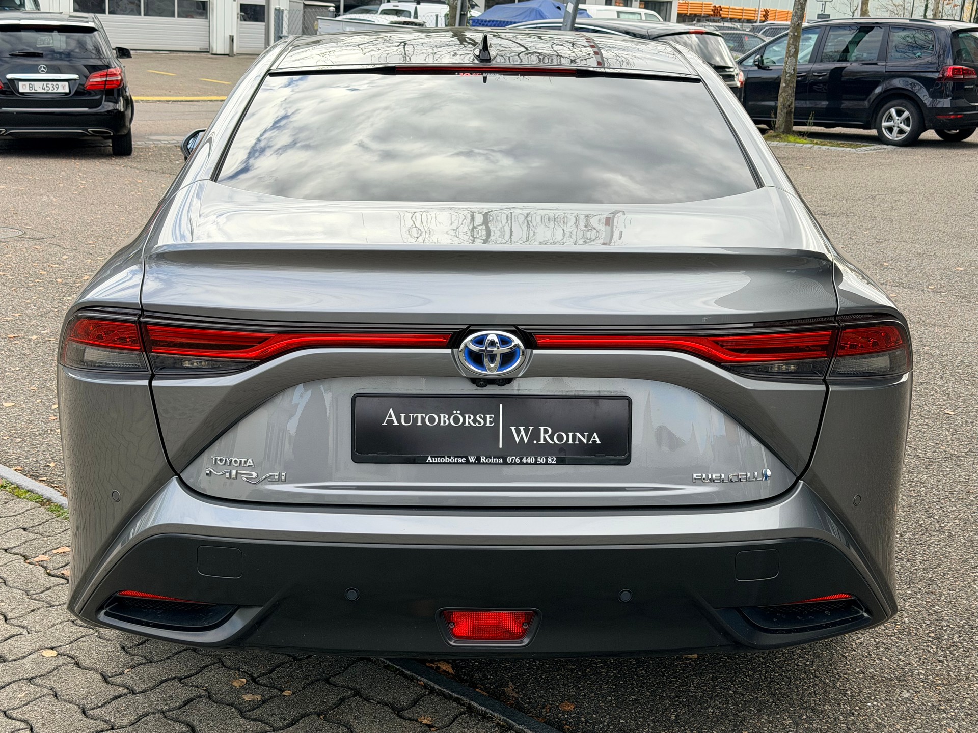 TOYOTA Mirai Fuel cell Platinum-showroom-element-3