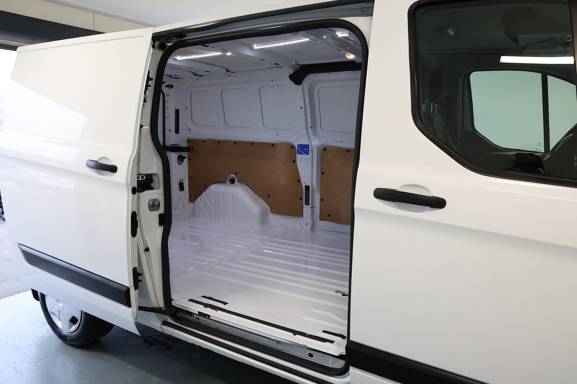 FORD Transit Custom Van 320 L2H1 Trend-image-13
