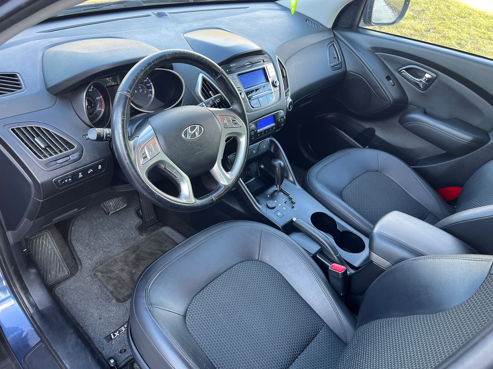 HYUNDAI iX 35 2.0 CRDi Premium 4WD Automatic-image-6