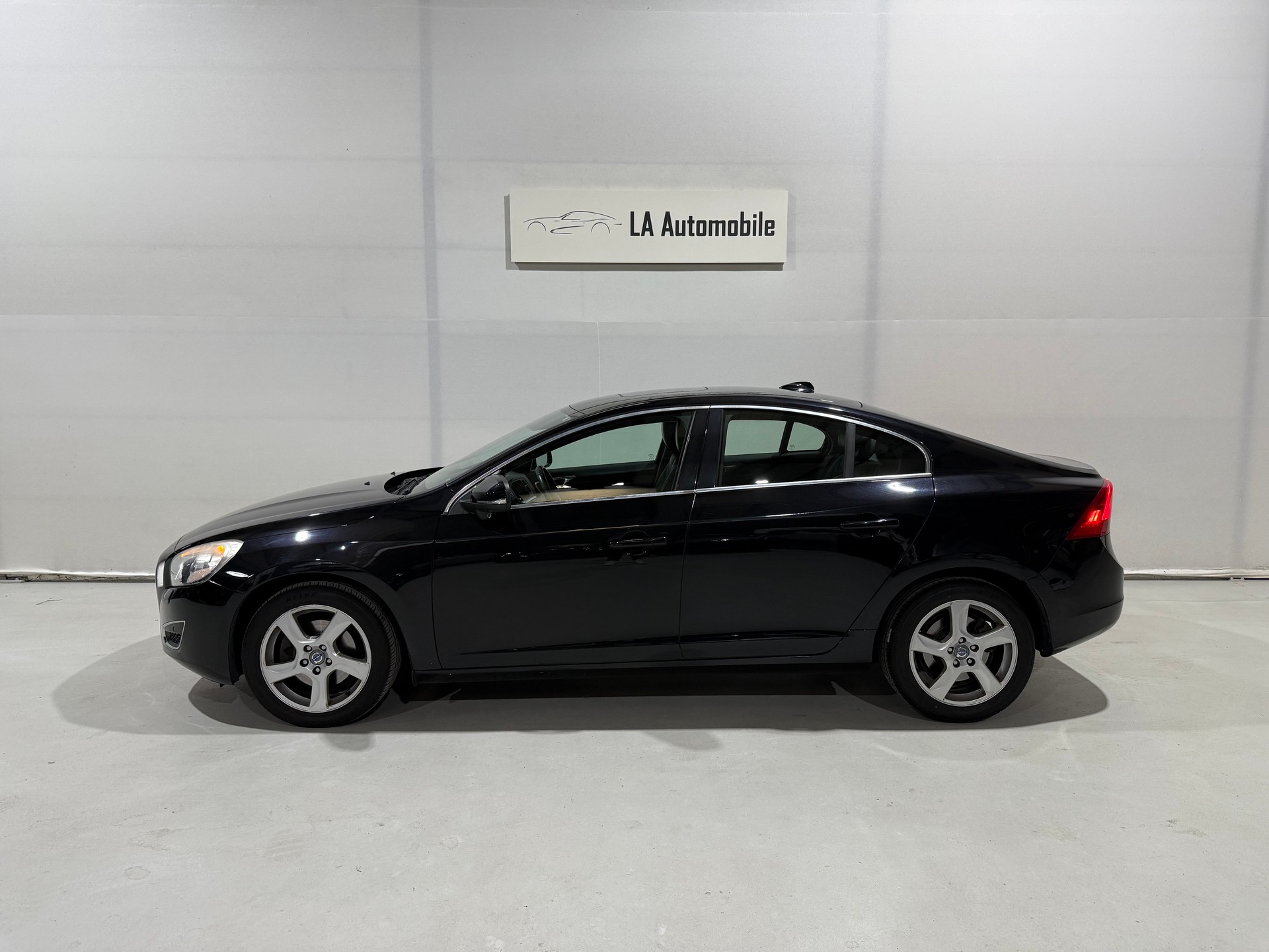 VOLVO S60 D4 Summum Geartronic-image-2