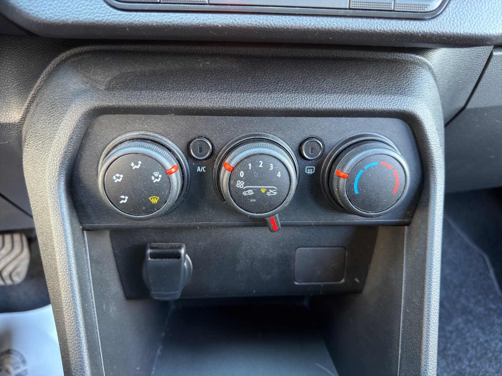 DACIA Sandero Stepway TCe 90 Expression CVT-image-15