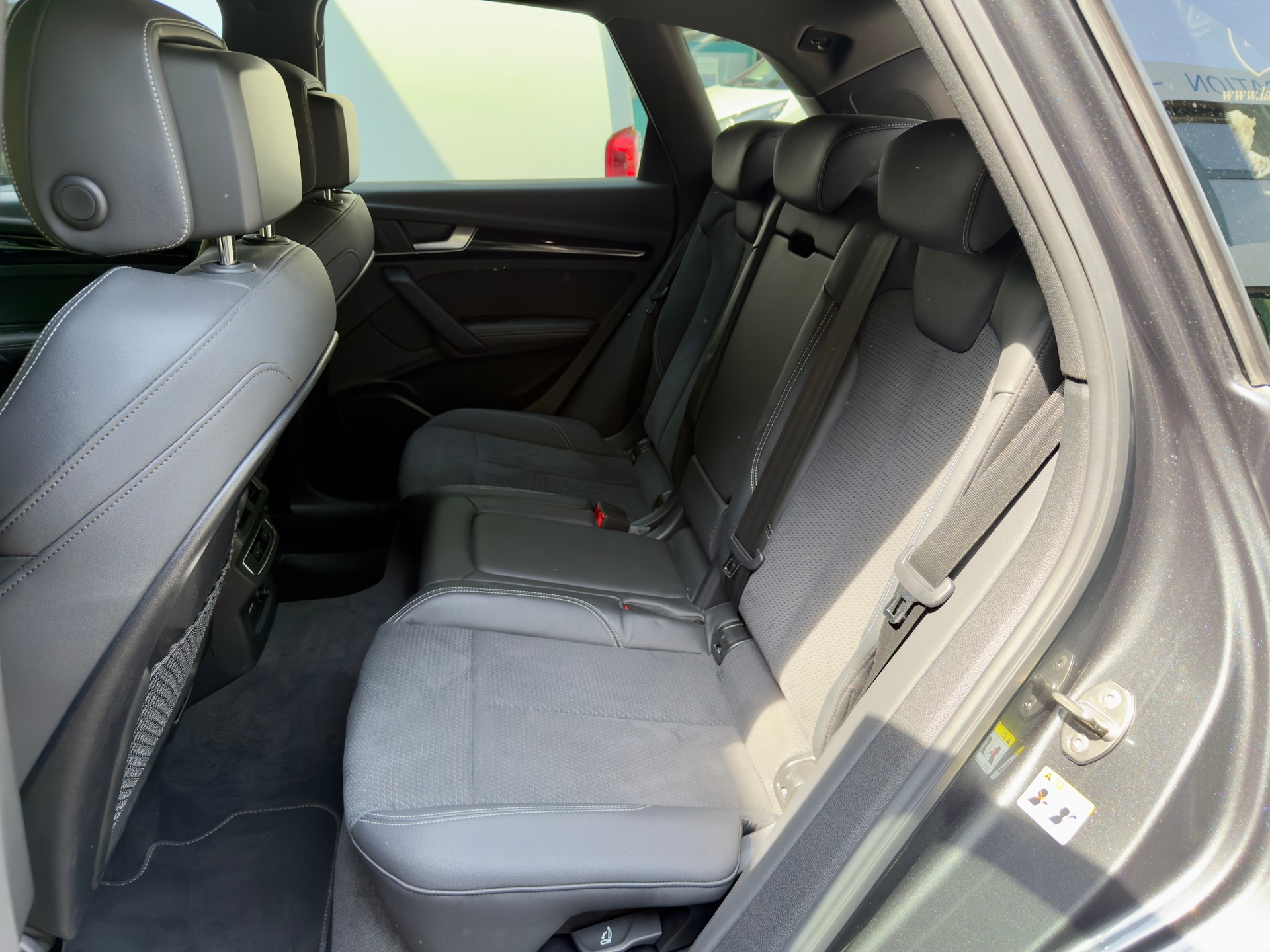 AUDI Q5 40 TDI Black Edition quattro S-tronic-image-14