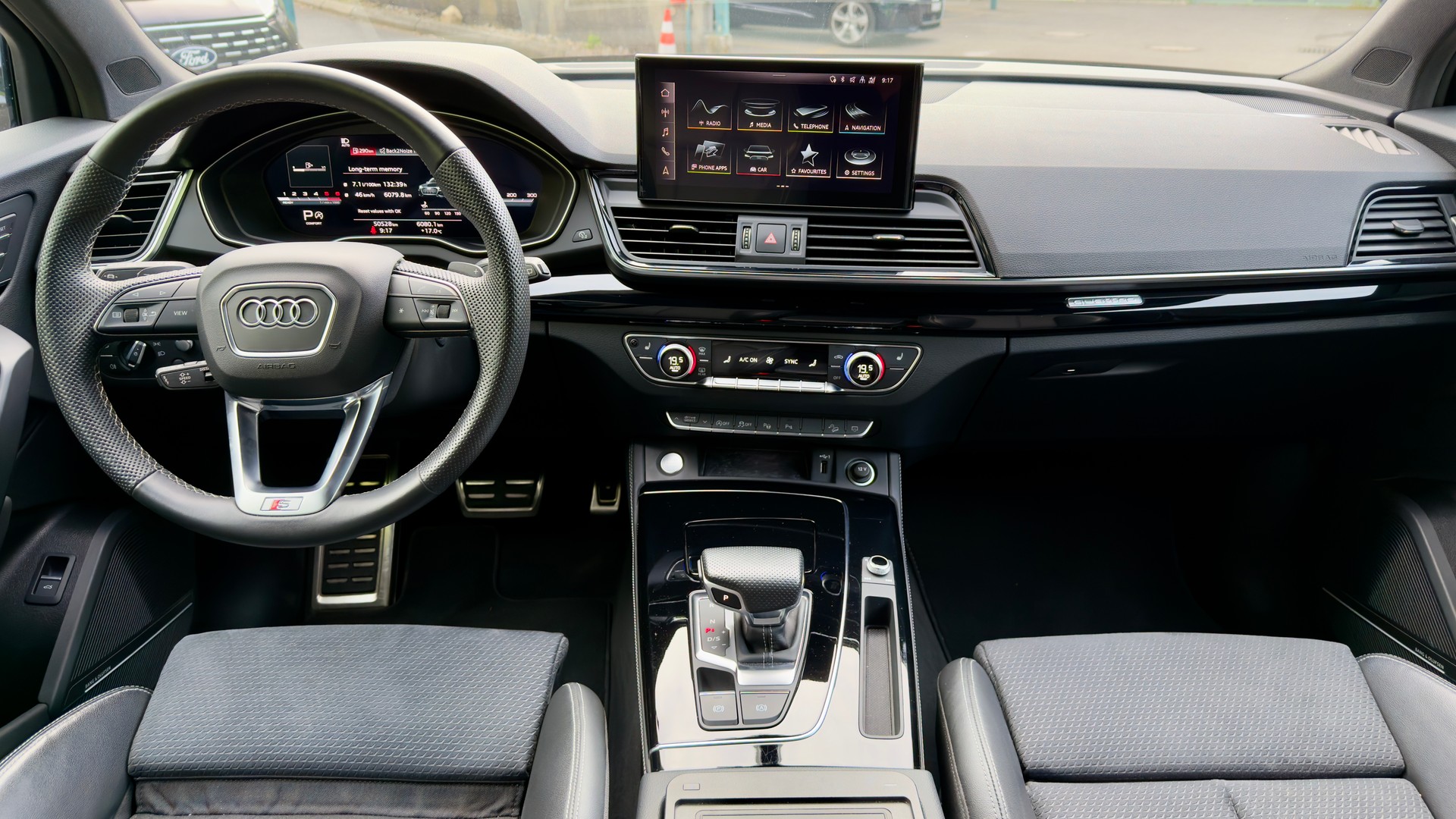 AUDI Q5 40 TDI Black Edition quattro S-tronic-image-9