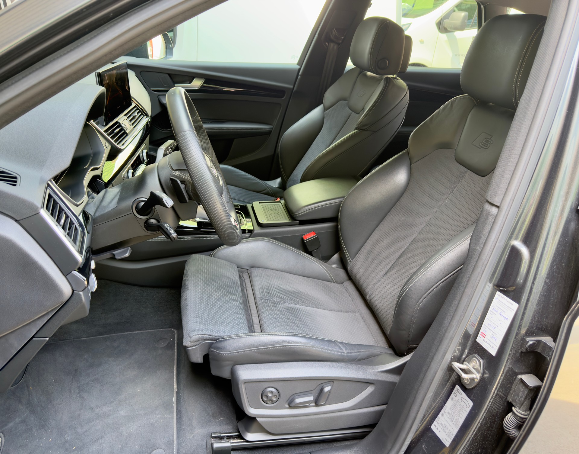 AUDI Q5 40 TDI Black Edition quattro S-tronic-image-13