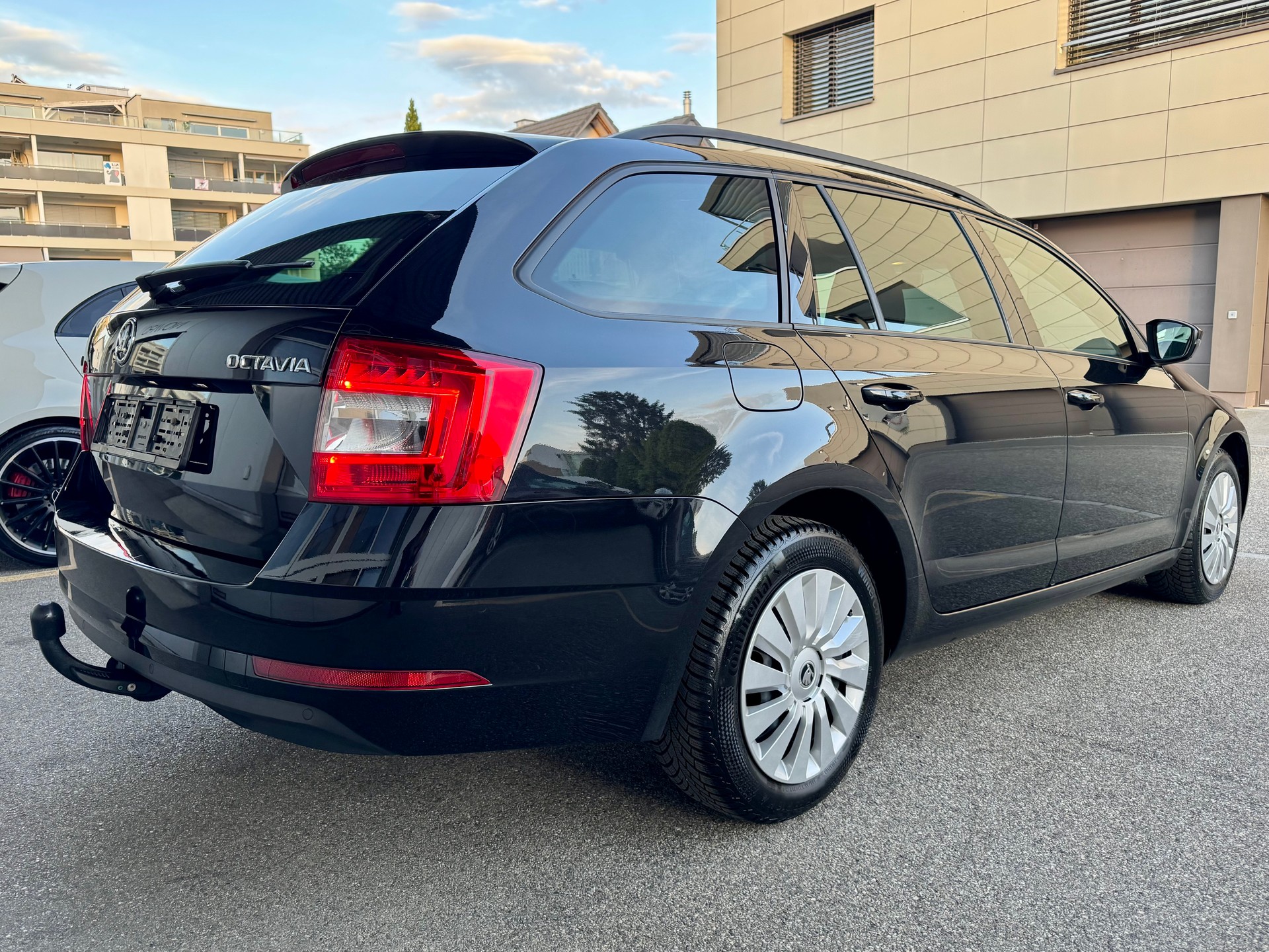 SKODA Octavia Combi 2.0 TDI DSG *mit AHK*-showroom-element-3