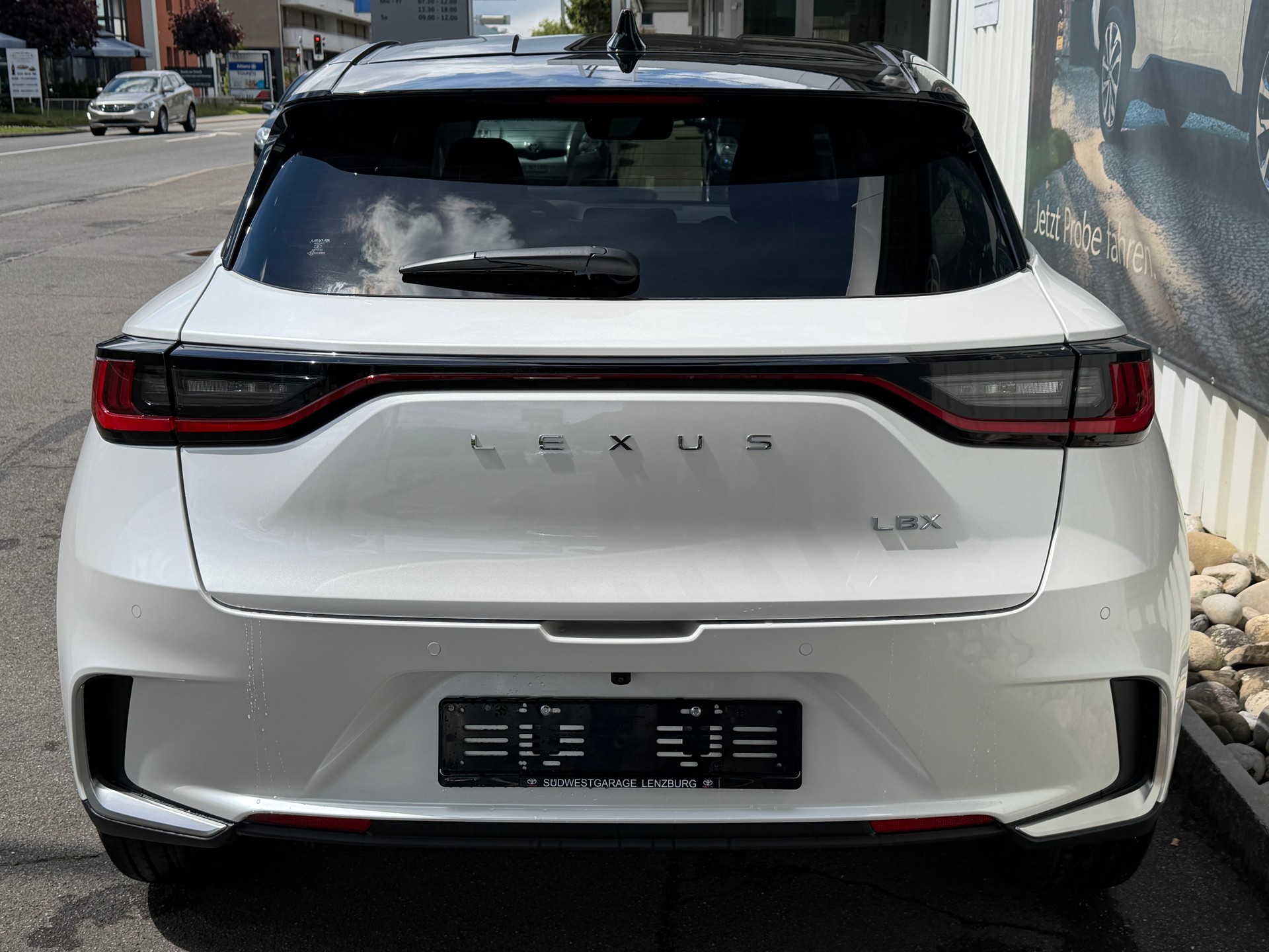 LEXUS LBX FWD Emotion CVT-image-4