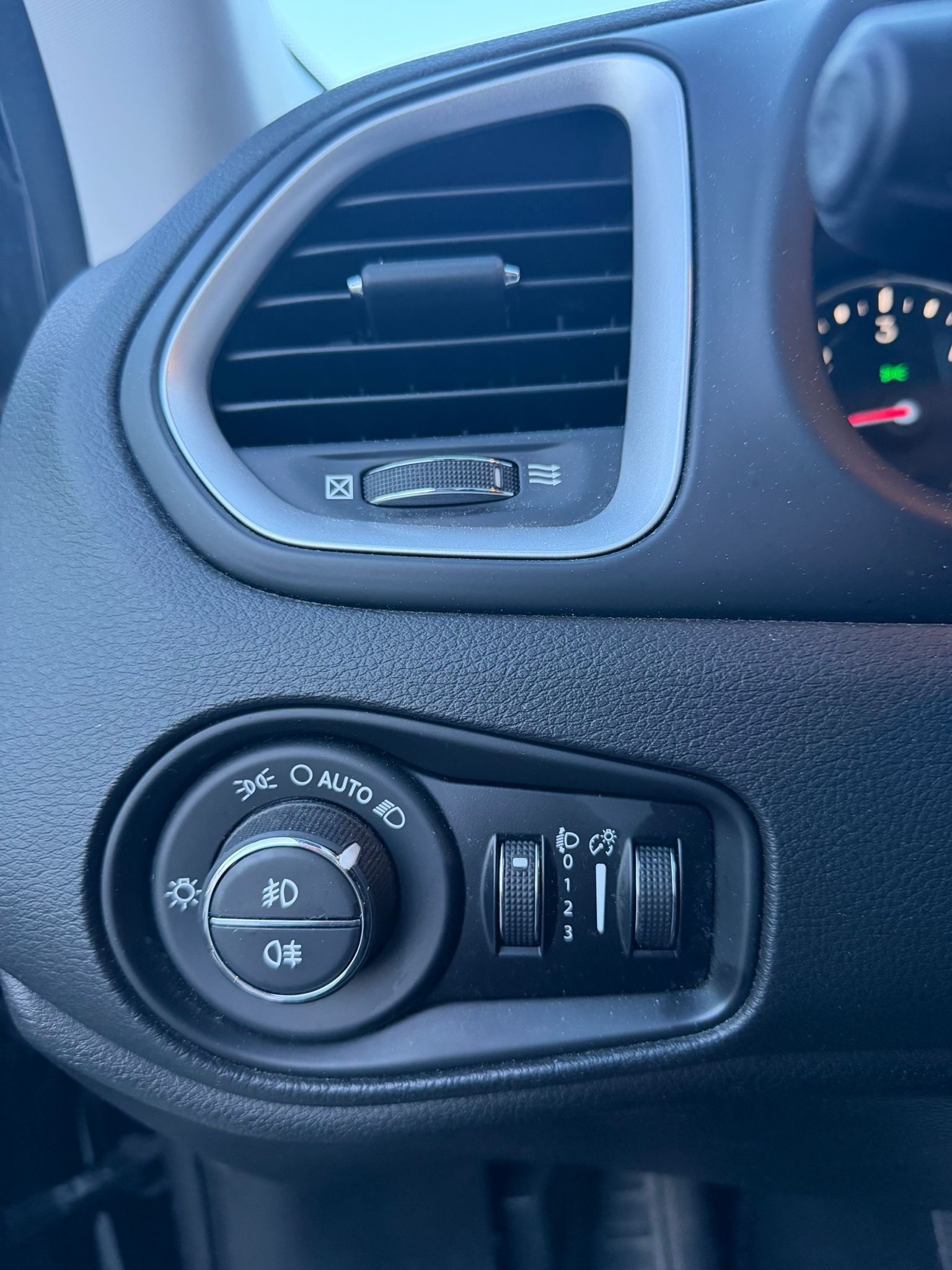JEEP Renegade 2.0 CRD Limited AWD + Low Range 9ATX-image-12