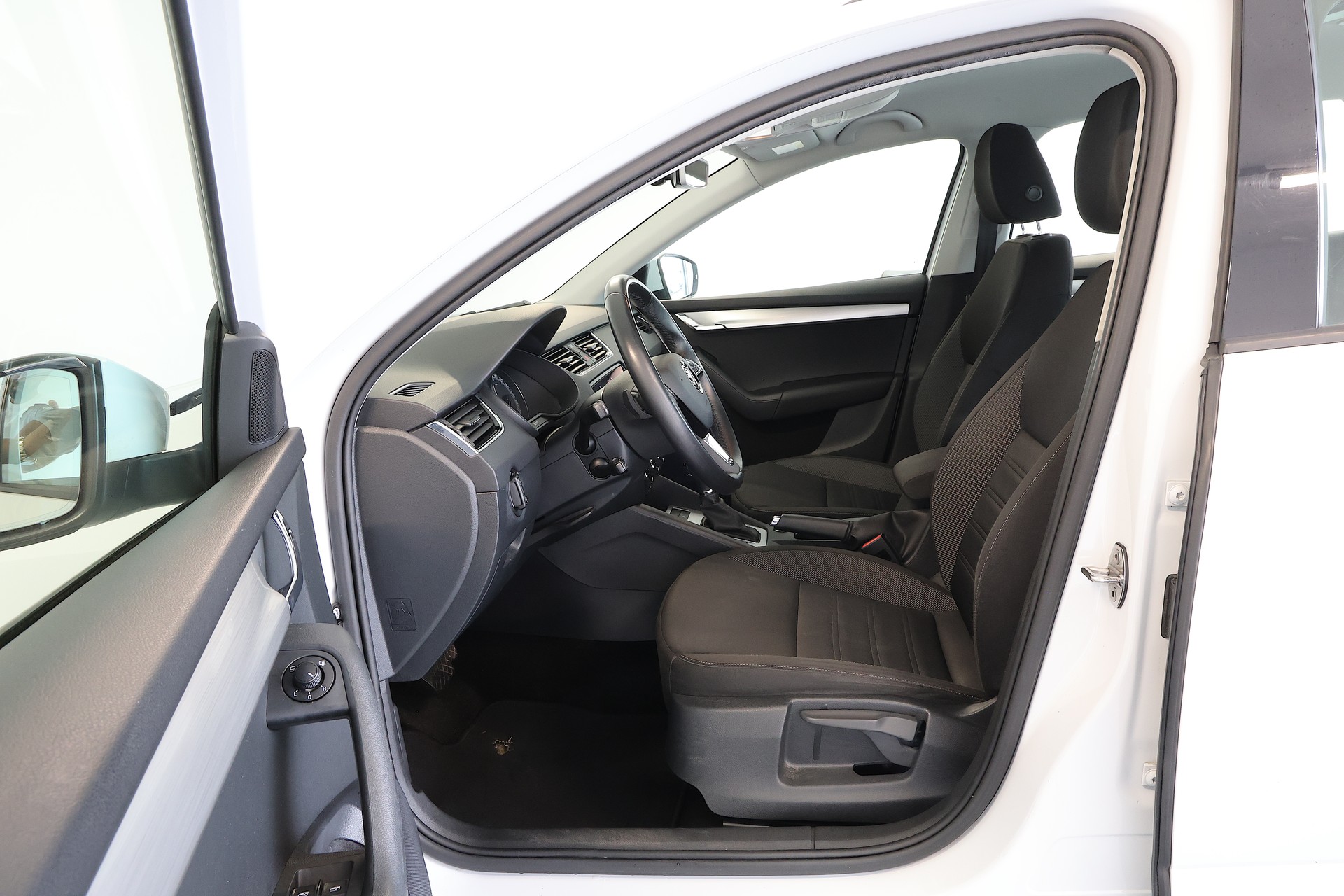 SKODA Octavia Combi 2.0 TDI Ambition DSG-image-5