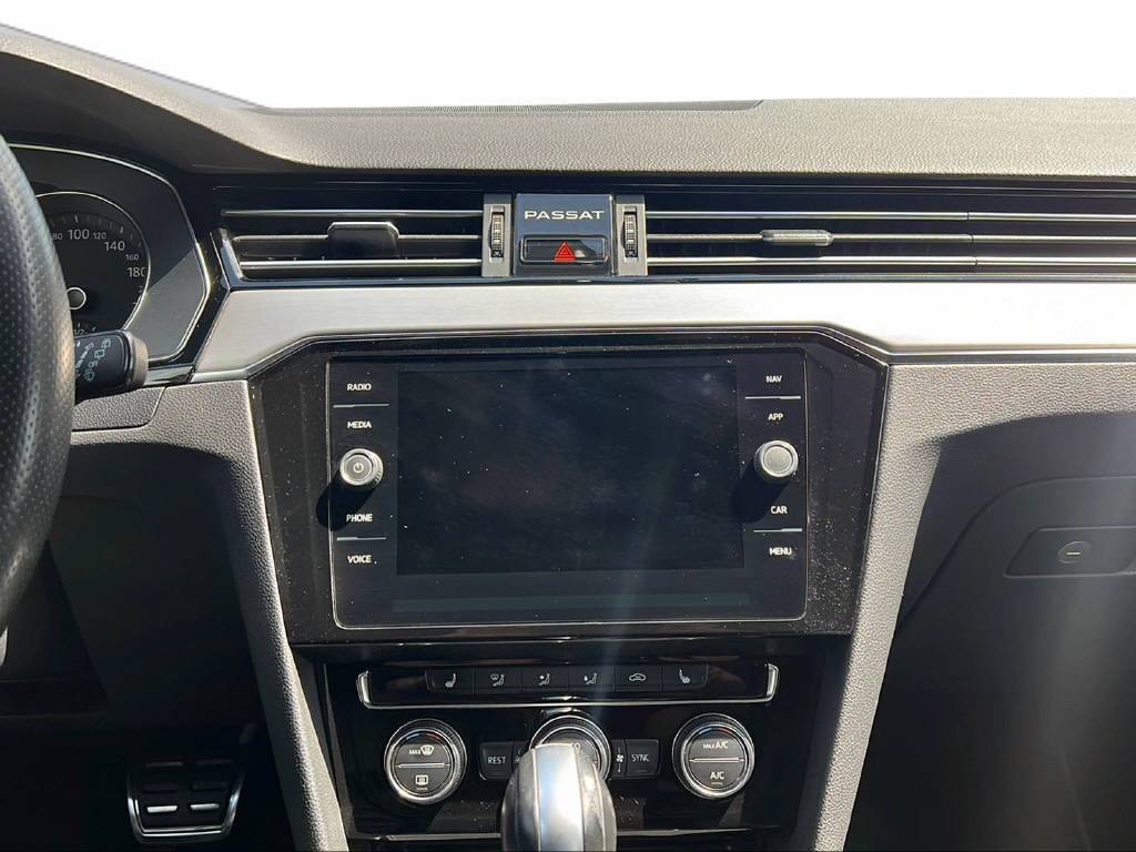 VW Passat Variant 2.0 TDI 190 All-image-8