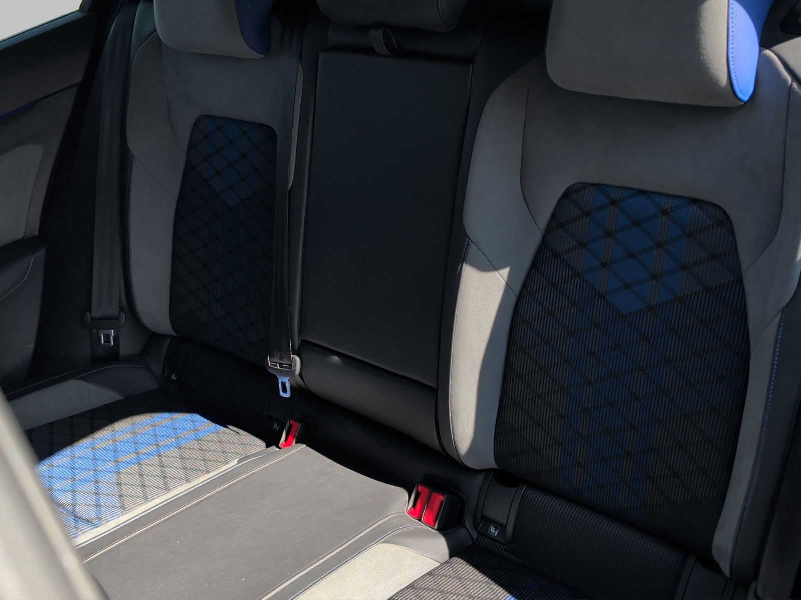 VW Golf 2.0 TSI R DSG 4Motion-image-10
