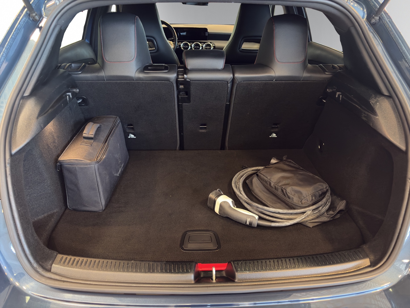 MERCEDES-BENZ A 250e AMG Line-image-6