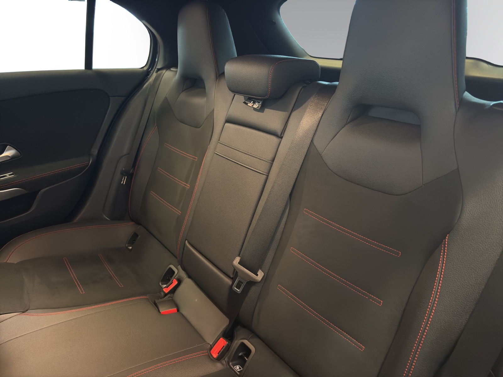 MERCEDES-BENZ A 250e AMG Line-image-10