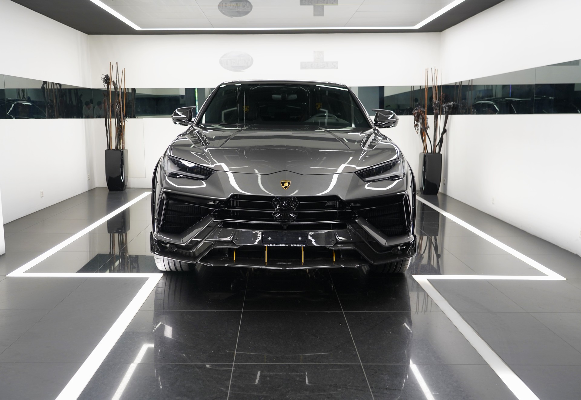 LAMBORGHINI Urus S-showroom-element-1
