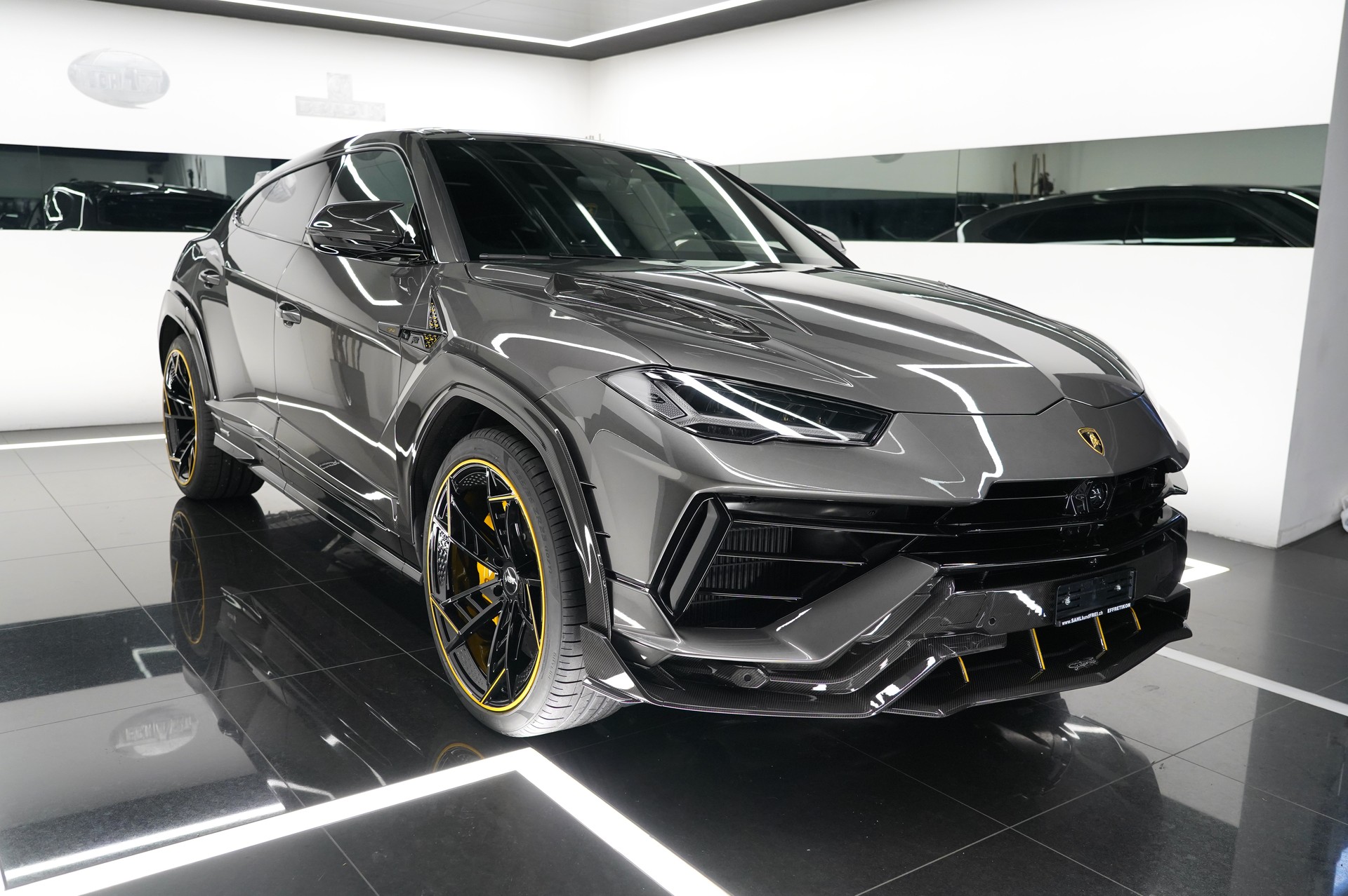 LAMBORGHINI Urus S-showroom-element-2