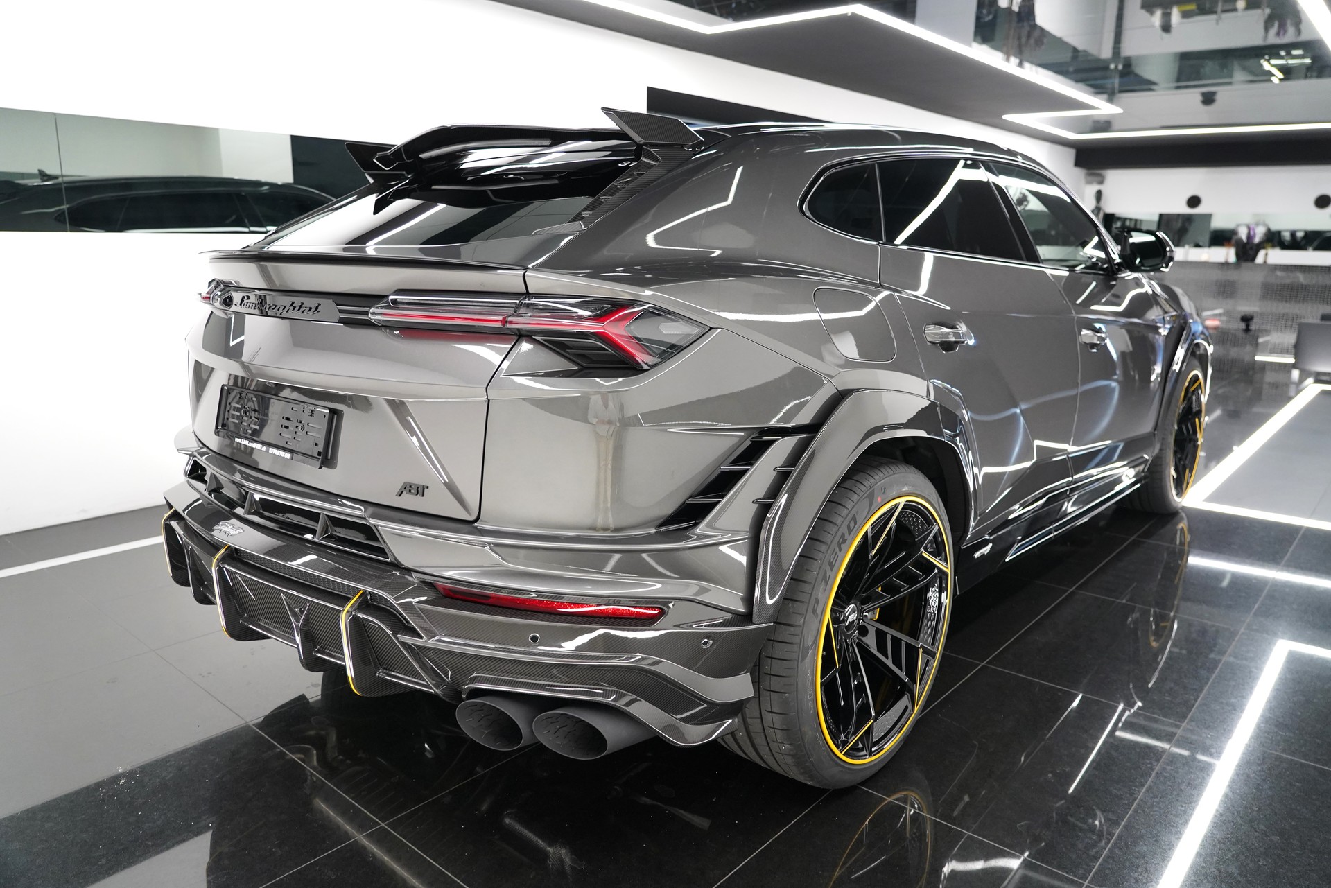 LAMBORGHINI Urus S-showroom-element-3