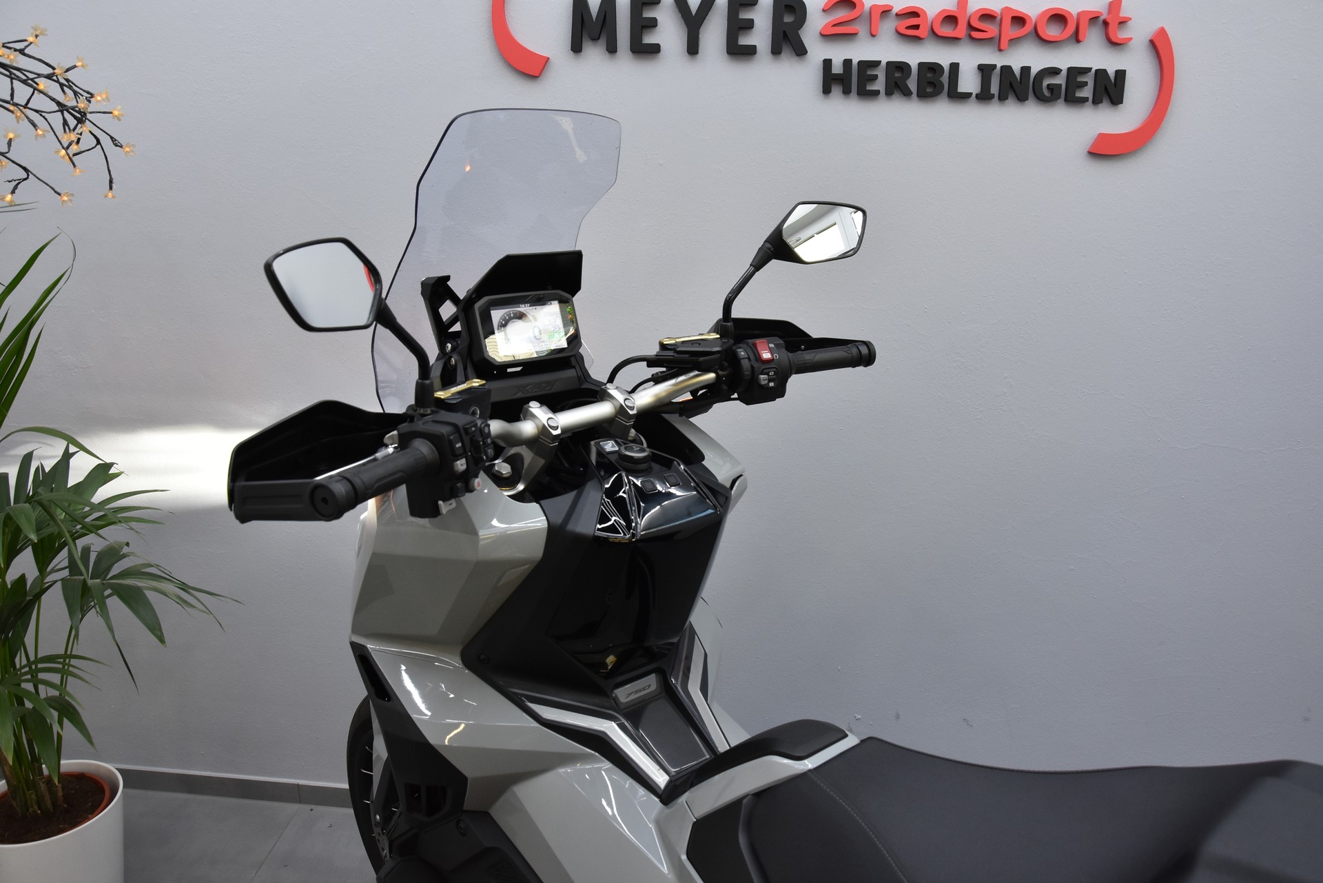 HONDA X-ADV 750-image-12