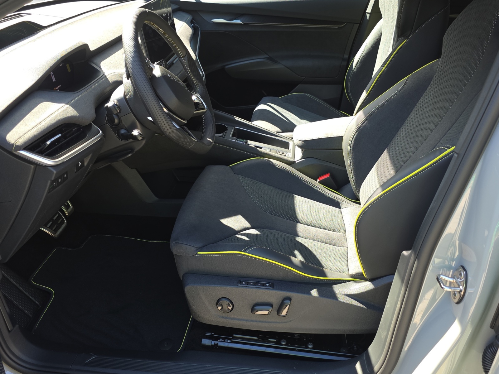 SKODA Elroq RS 4x4-image-4