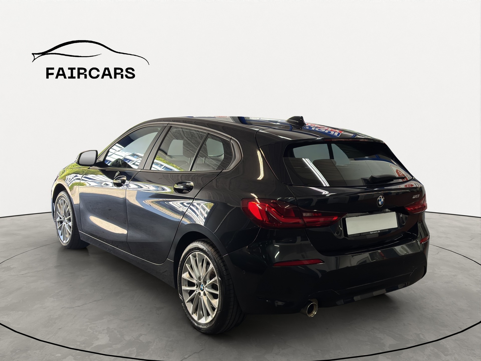 BMW 118i Steptronic-showroom-element-3
