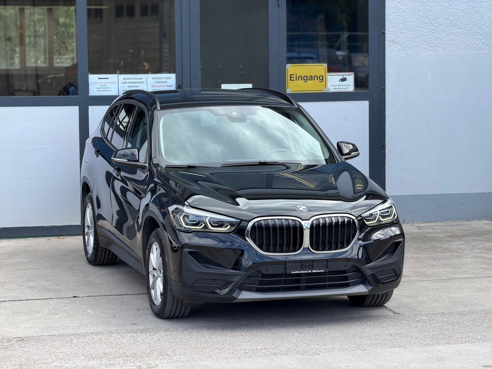 BMW X1 xDrive 18d Essential Edition Steptronic-showroom-element-3