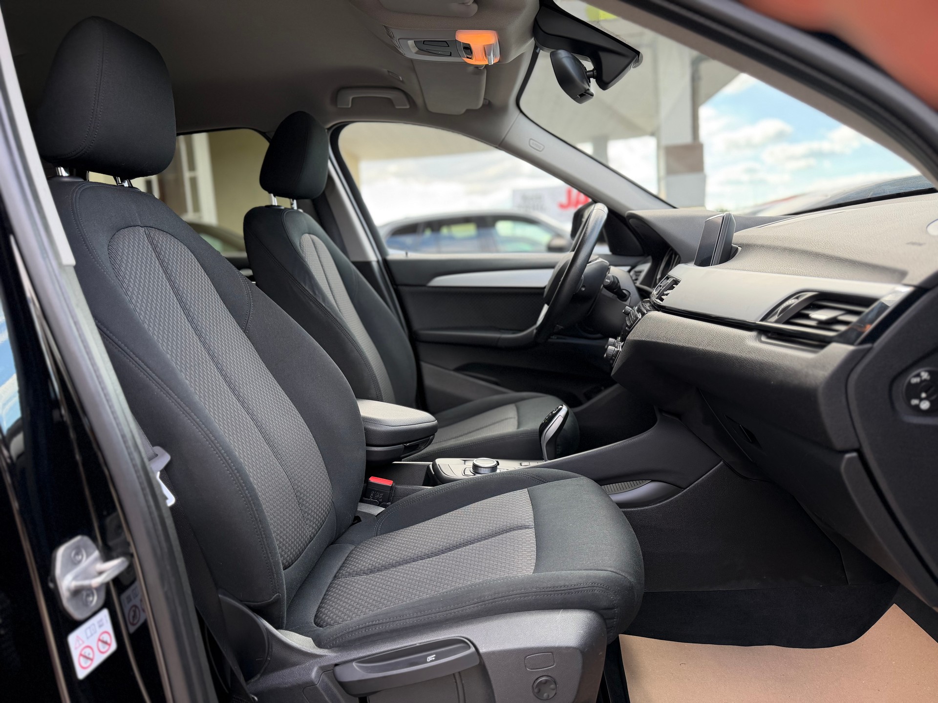 BMW X1 xDrive 18d Essential Edition Steptronic-image-11