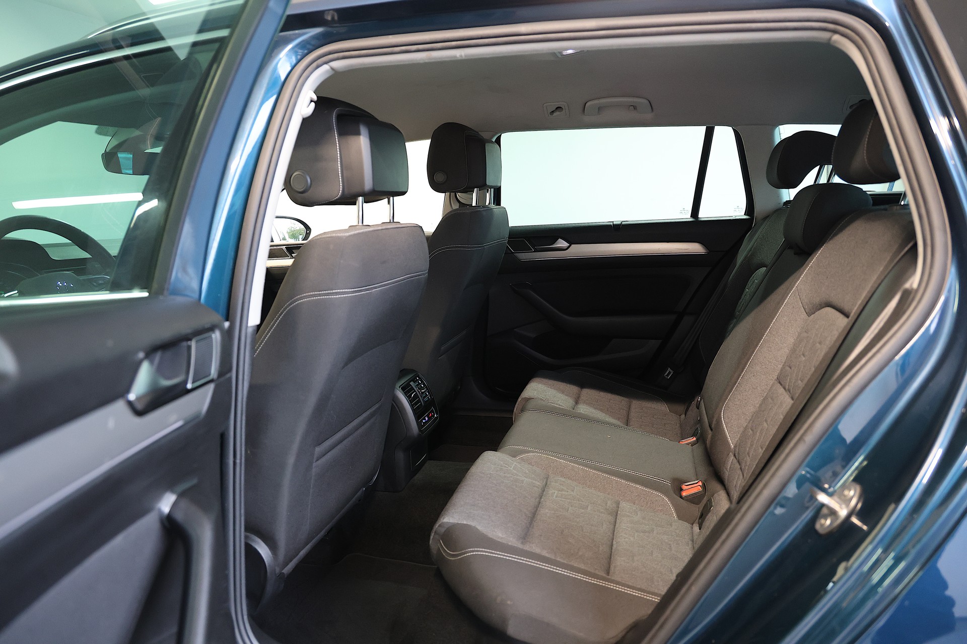 VW Passat Variant 2.0 TDI 150 Business DSG-image-14