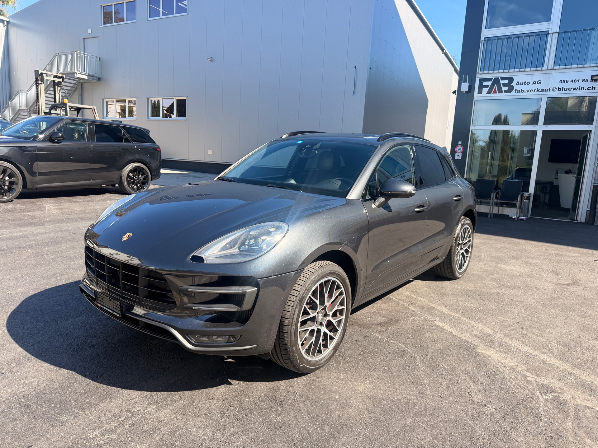 PORSCHE Macan Turbo PDK-showroom-element-1