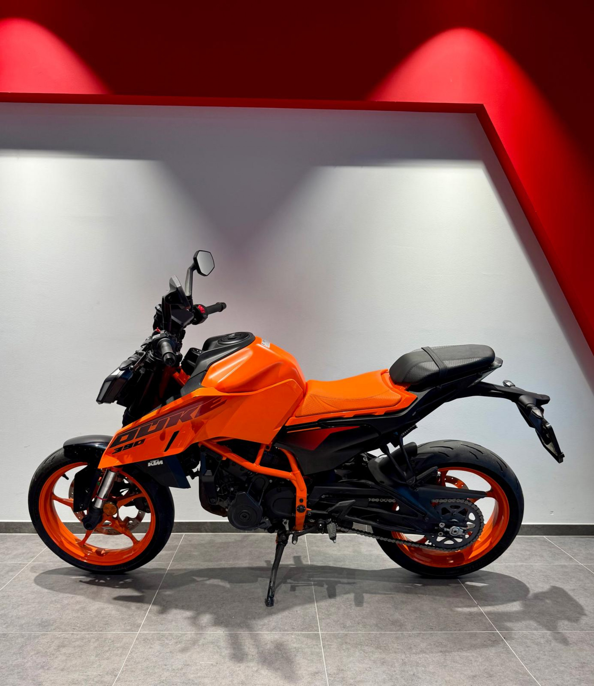 KTM 390 Duke-showroom-element-2