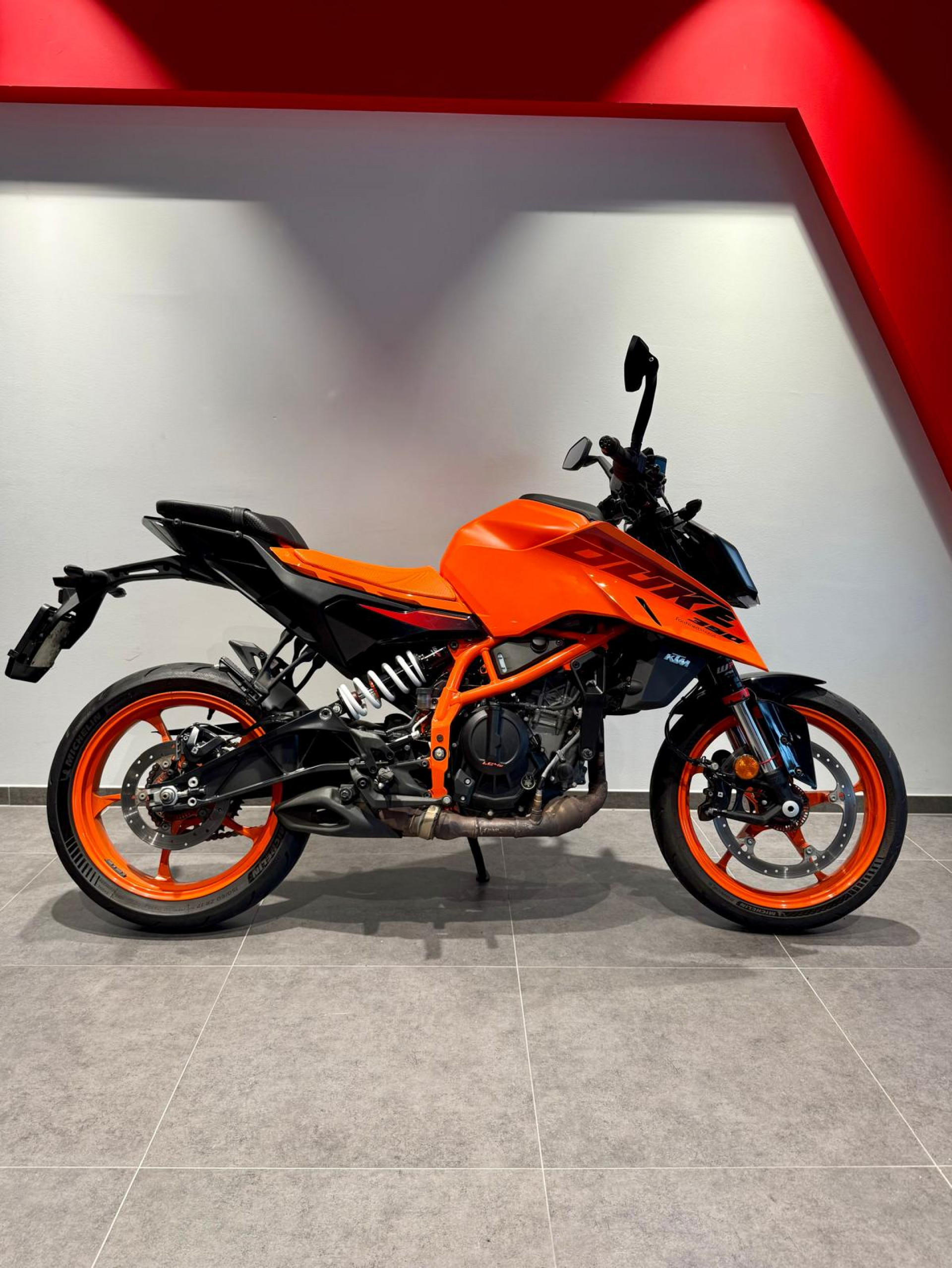 KTM 390 Duke-showroom-element-1