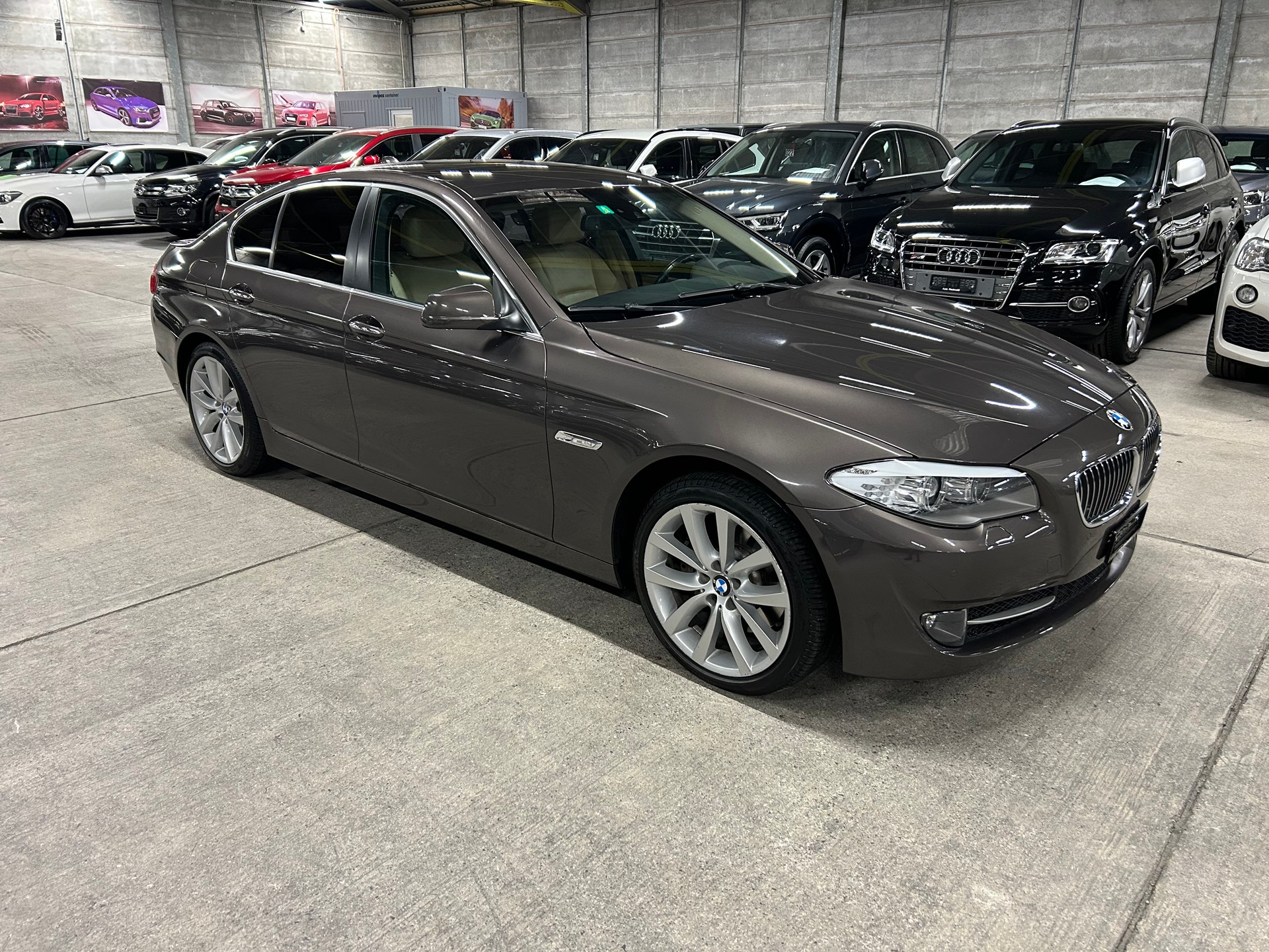BMW 528i xDrive Steptronic-showroom-element-1