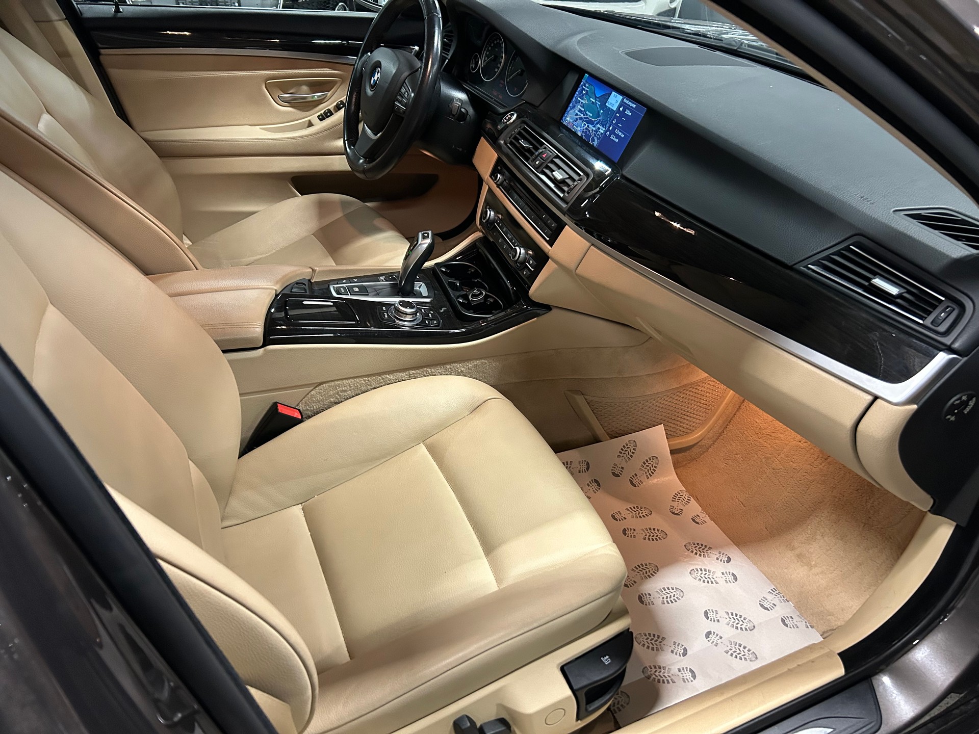BMW 528i xDrive Steptronic-image-12